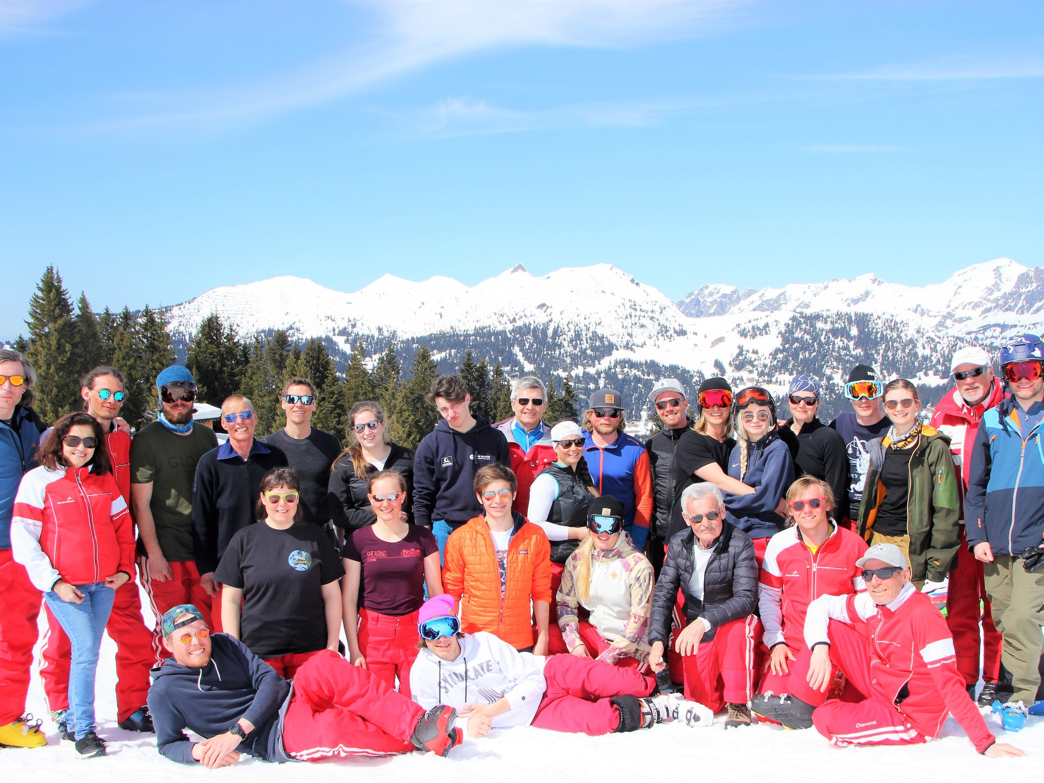 Das Skilehrerteam freut sich über die gelungene Wintersaison.