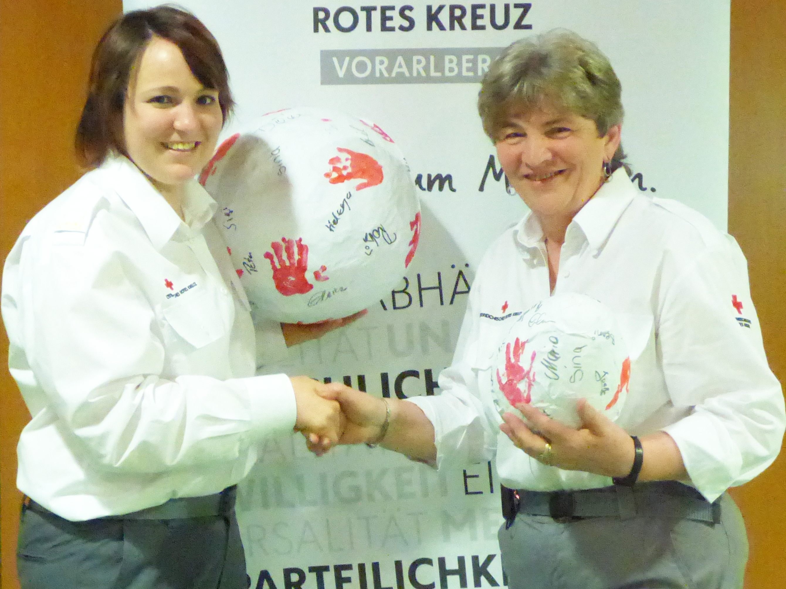 Der symbolische Ball rollt auch nach der Übergabe an die neue Ortsstellenleiterin weiter – v.li.: Elfriede Schedler und Annemarie Berkmann.