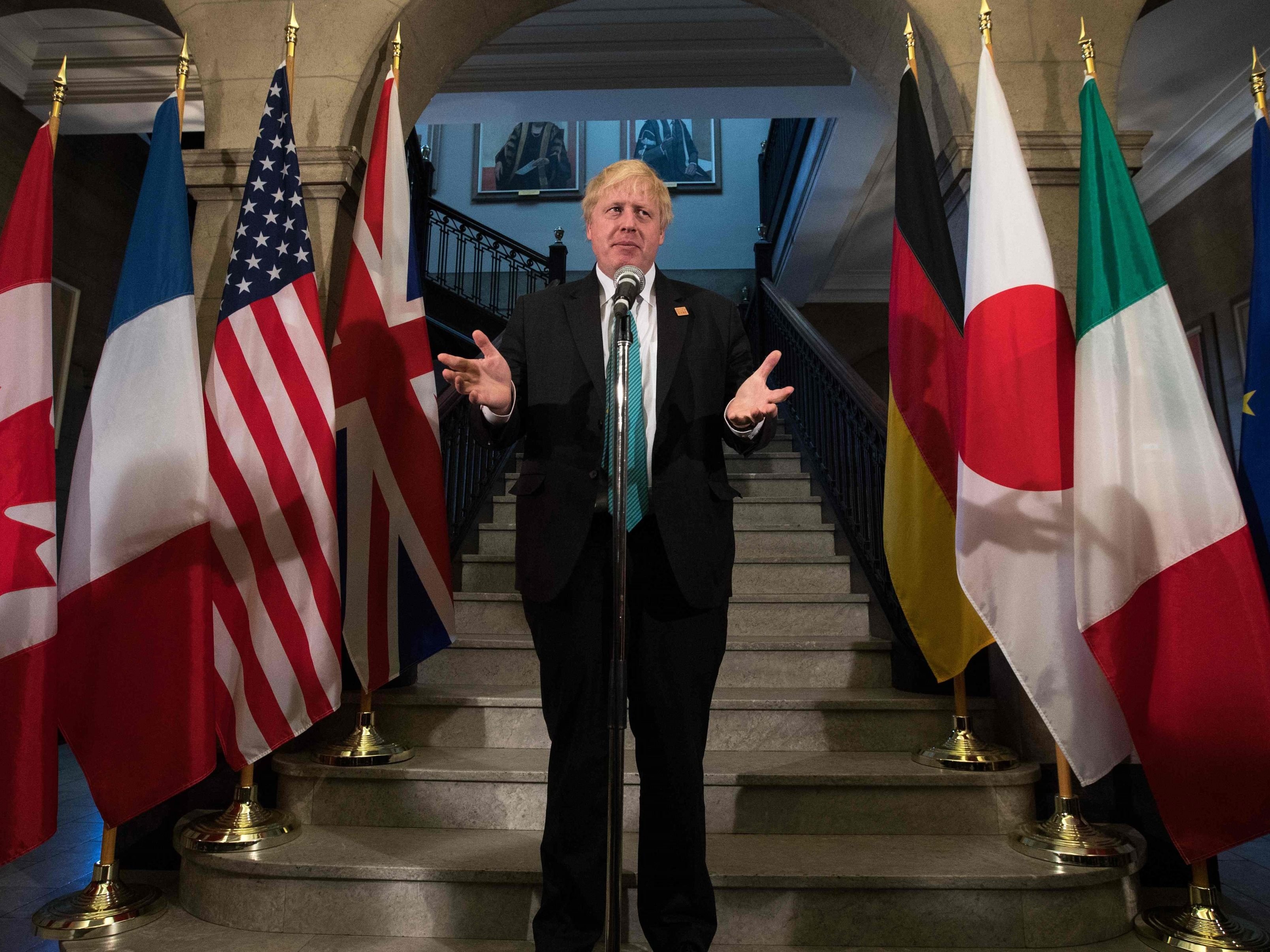Großbritanniens Außenminister Boris Johnson vor den Flaggen der G7-Staaten.