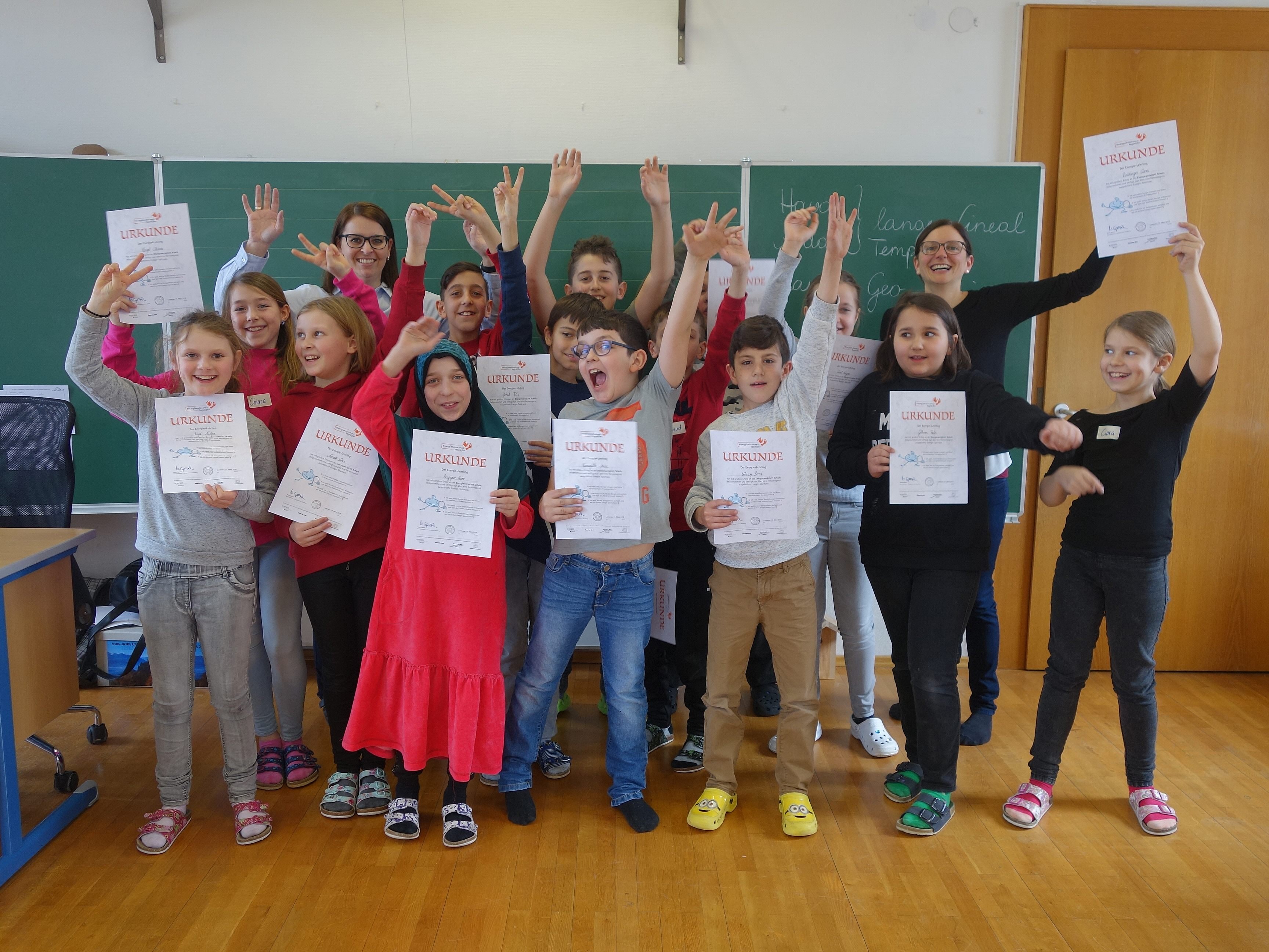 Die 4b beim Abschluss der "energiewerkstatt.schule": Urkunden sollen daran erinnern, dass die Kinder vorbildliche Energiesparexperten sind. Die 4b beim Abschluss der "energiewerkstatt.schule": Urkunden sollen daran erinnern, dass die Kinder vorbildliche Energiesparexperten sind.