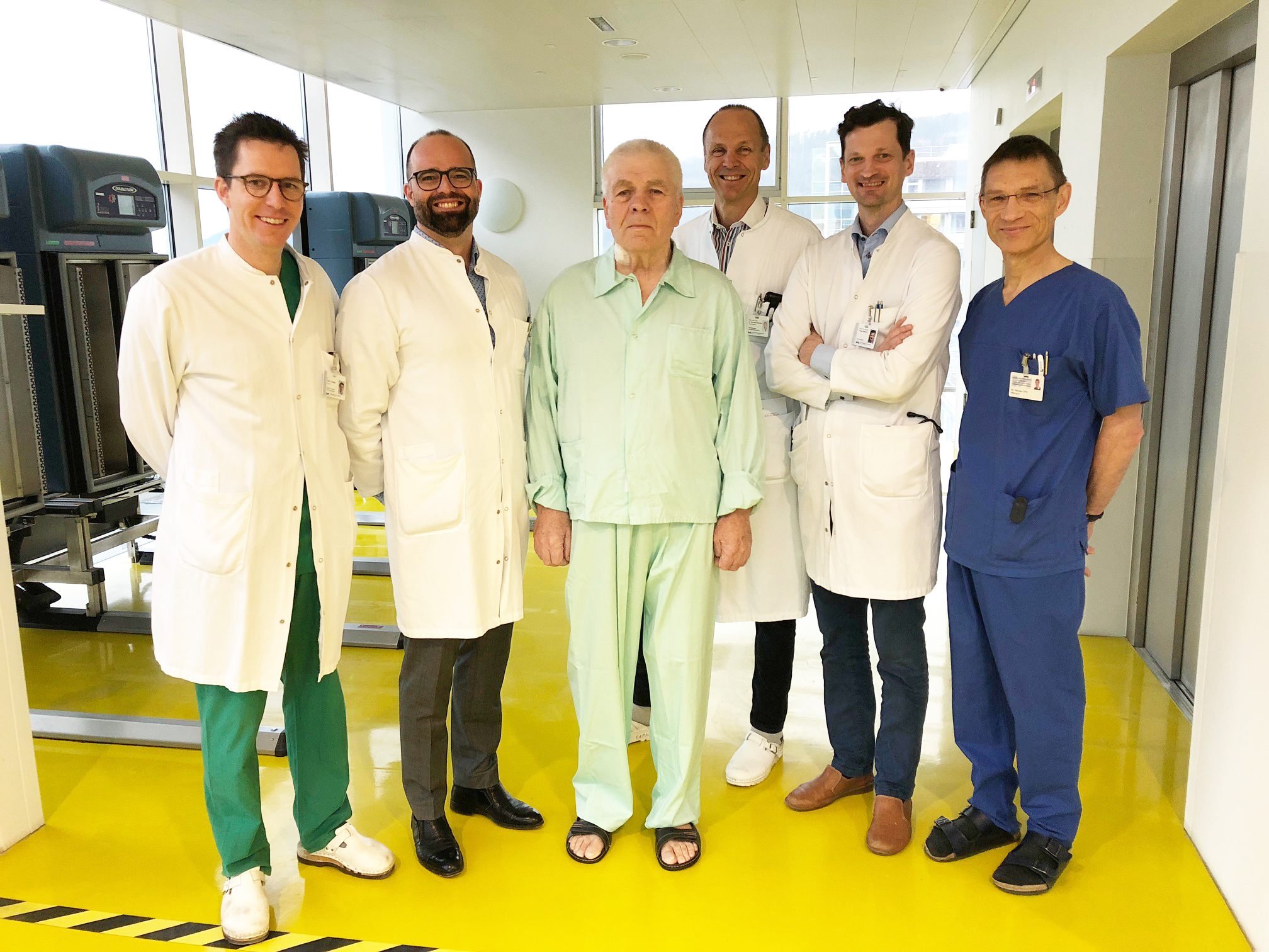 v.l. OA Dr. Peter Tschann, Prim. Prof. Dr. Ingmar Königsrainer, Patient Herr N., Prim. Doz. Dr. Reinhard Germann, Prim. Doz. Dr. Holger Rumpold, OA Dr. Markus Lins.