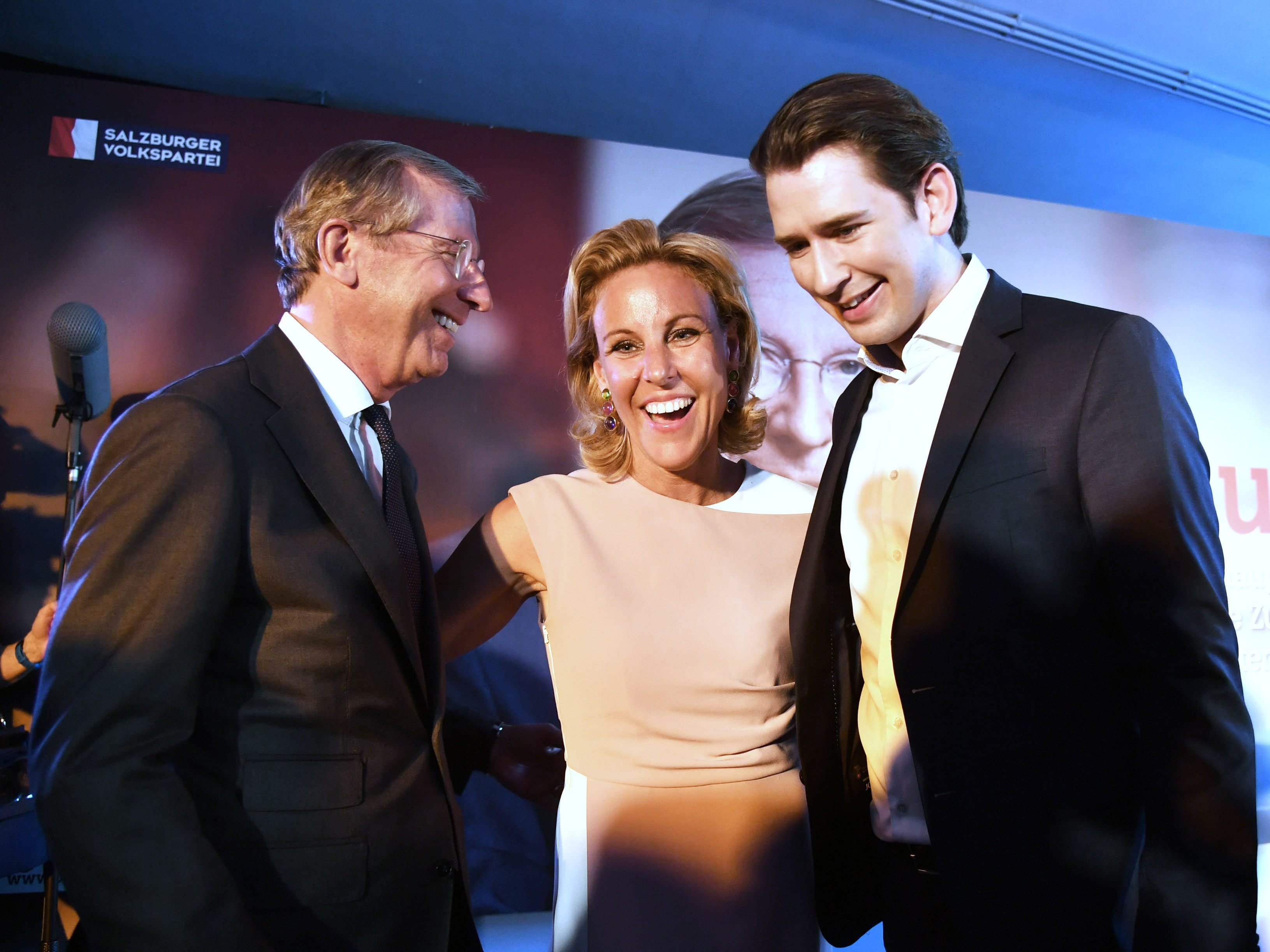 Der Sieger der Salzburger Landtagswahl, LH Wilfried Haslauer (ÖVP, l.) mit seiner Frau Christina und Bundeskanzler Sebastian Kurz.