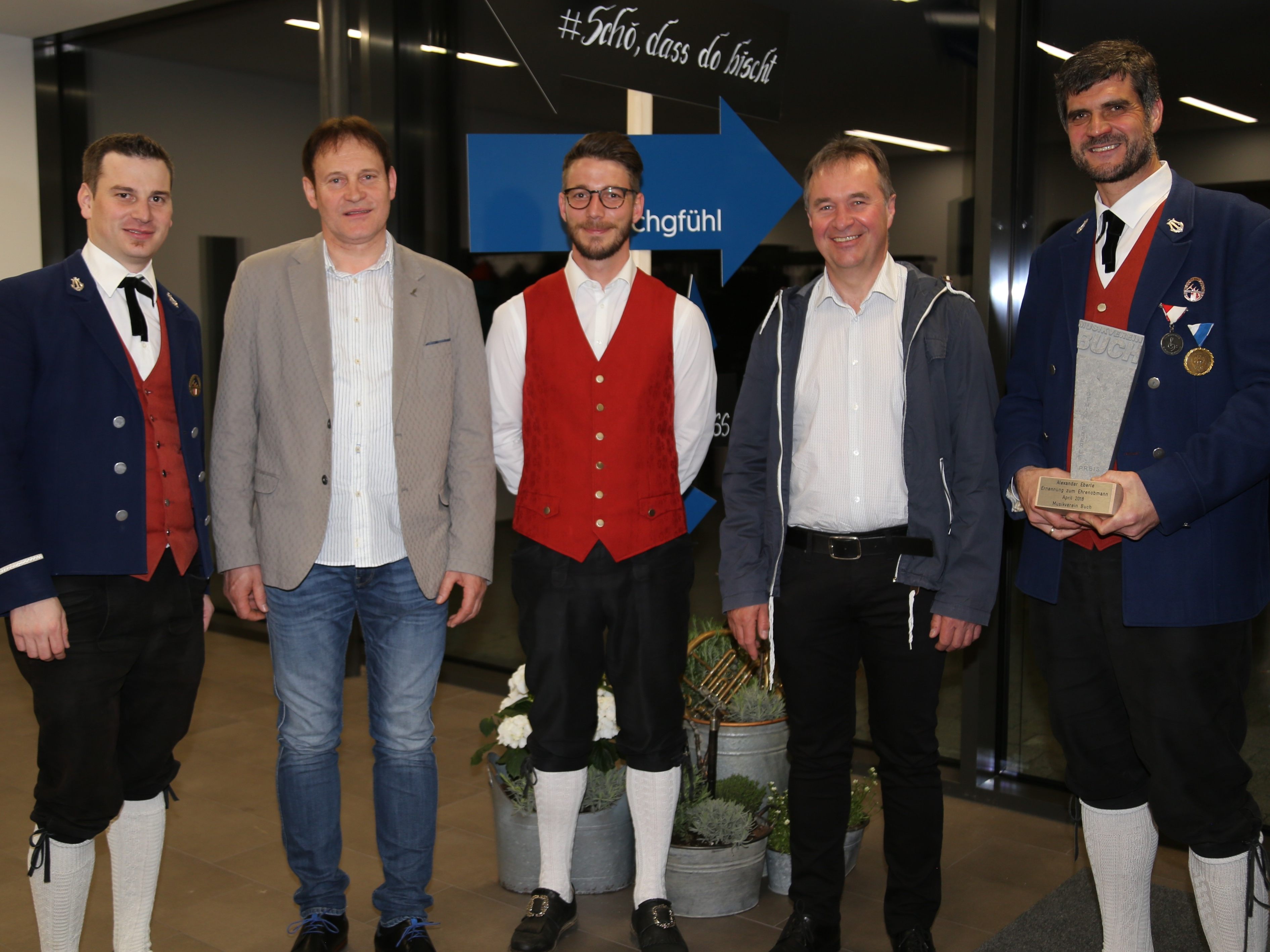 Obmann Dominik Steurer (li.) mit den ehem. Kapellmeistern Werner Böhler und Stefan Meusburger sowie aktuell Magnus Lässer (mittig) und Neo – Ehrenobmann Alexander Eberle. Obmann Dominik Steurer (li.) mit den ehem. Kapellmeistern Werner Böhler und Stefan Meusburger sowie aktuell Magnus Lässer (mittig) und Neo – Ehrenobmann Alexander Eberle.