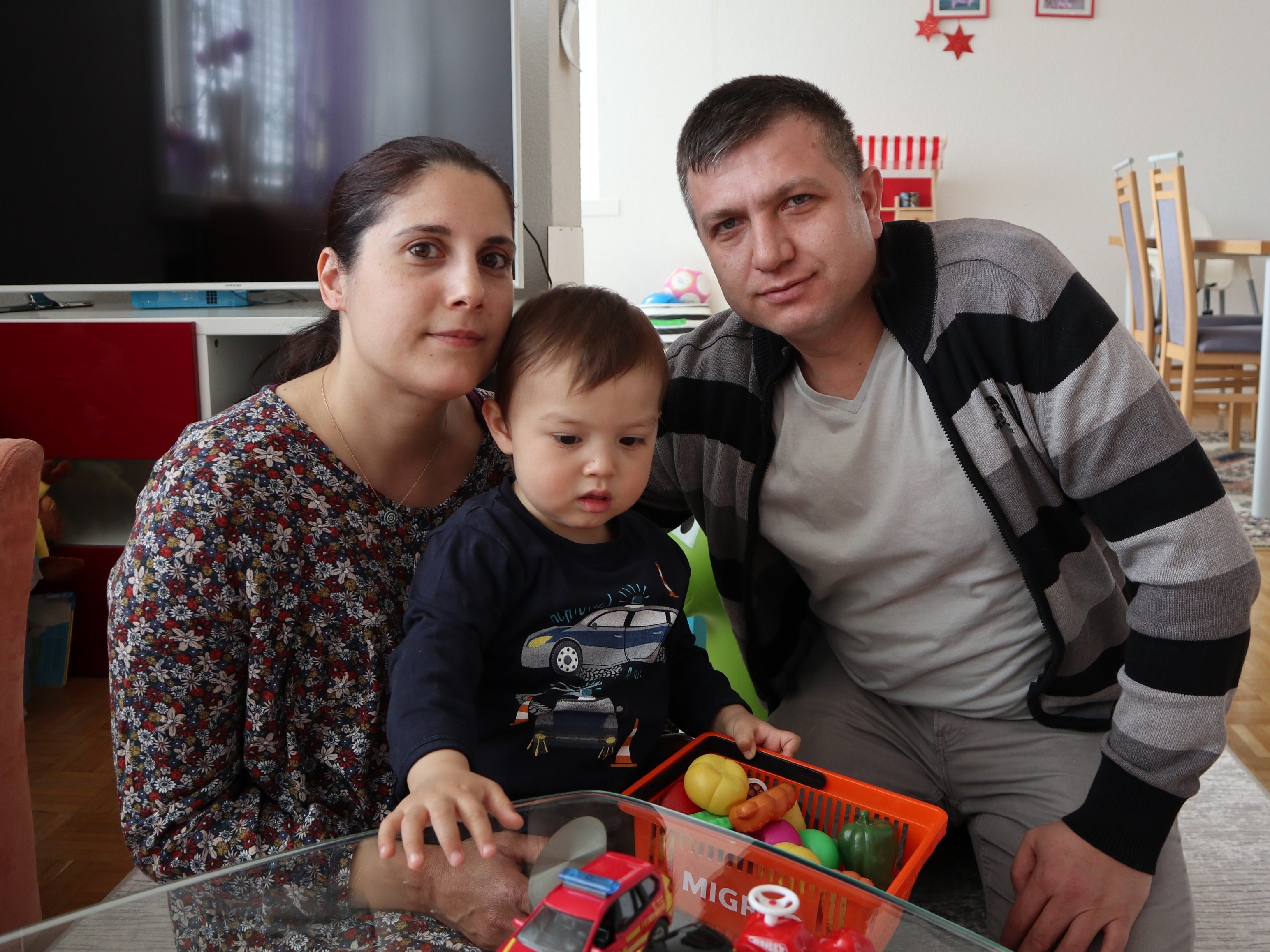 Wann & Wo traf Mama Fatos, den kleinen Efe (2) und Papa Ibrahim zuhause in Dornbirn. Wann & Wo traf Mama Fatos, den kleinen Efe (2) und Papa Ibrahim zuhause in Dornbirn.