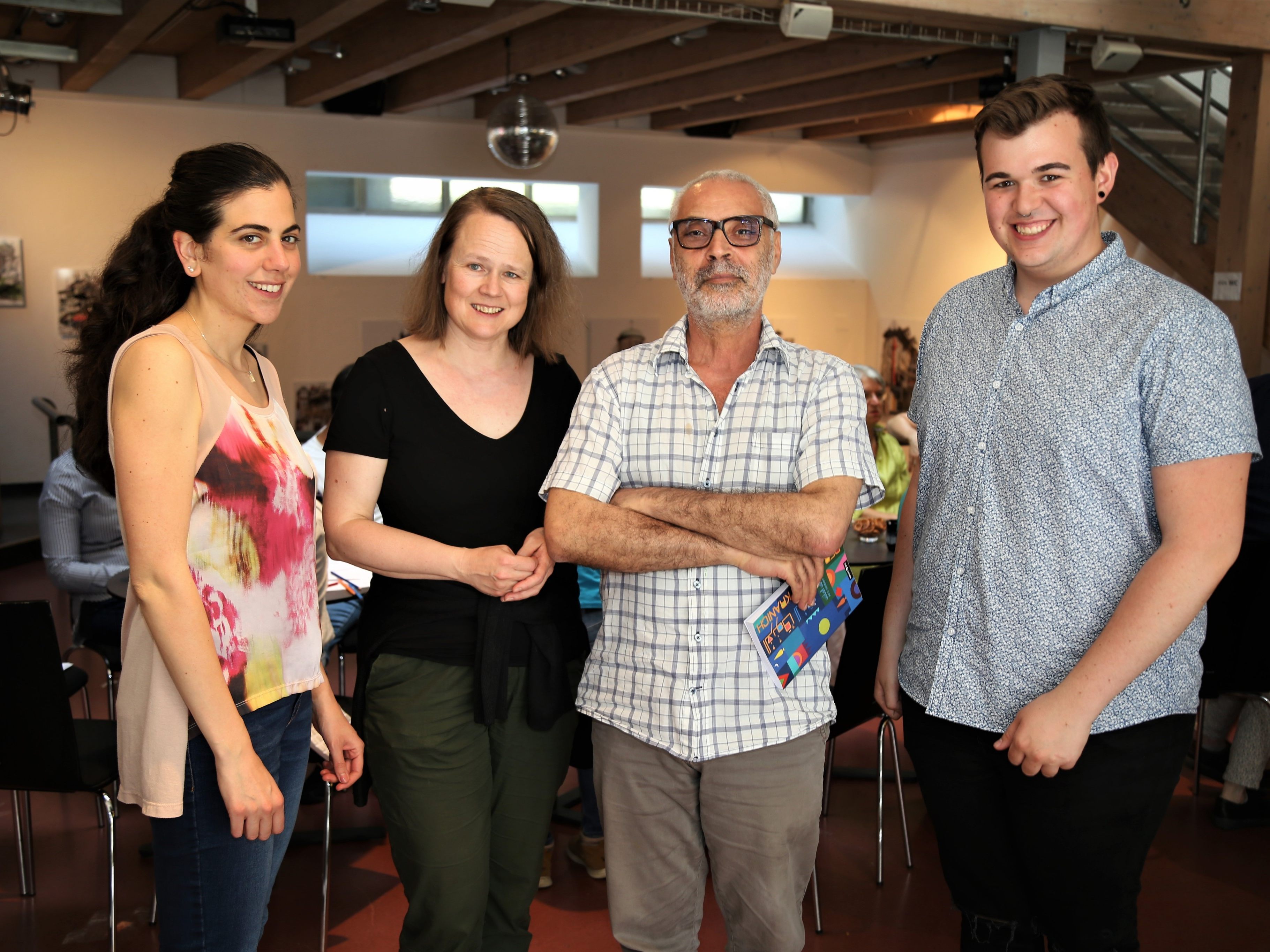 Flüchtlingskoordinatorin Miriam Wiltschi, Sabine Benzer (TaS), Gymnasiallehrer Aly El Ghoubashy und Lukas Bickel vom Jugendservice im „Salon am Saumarkt“.