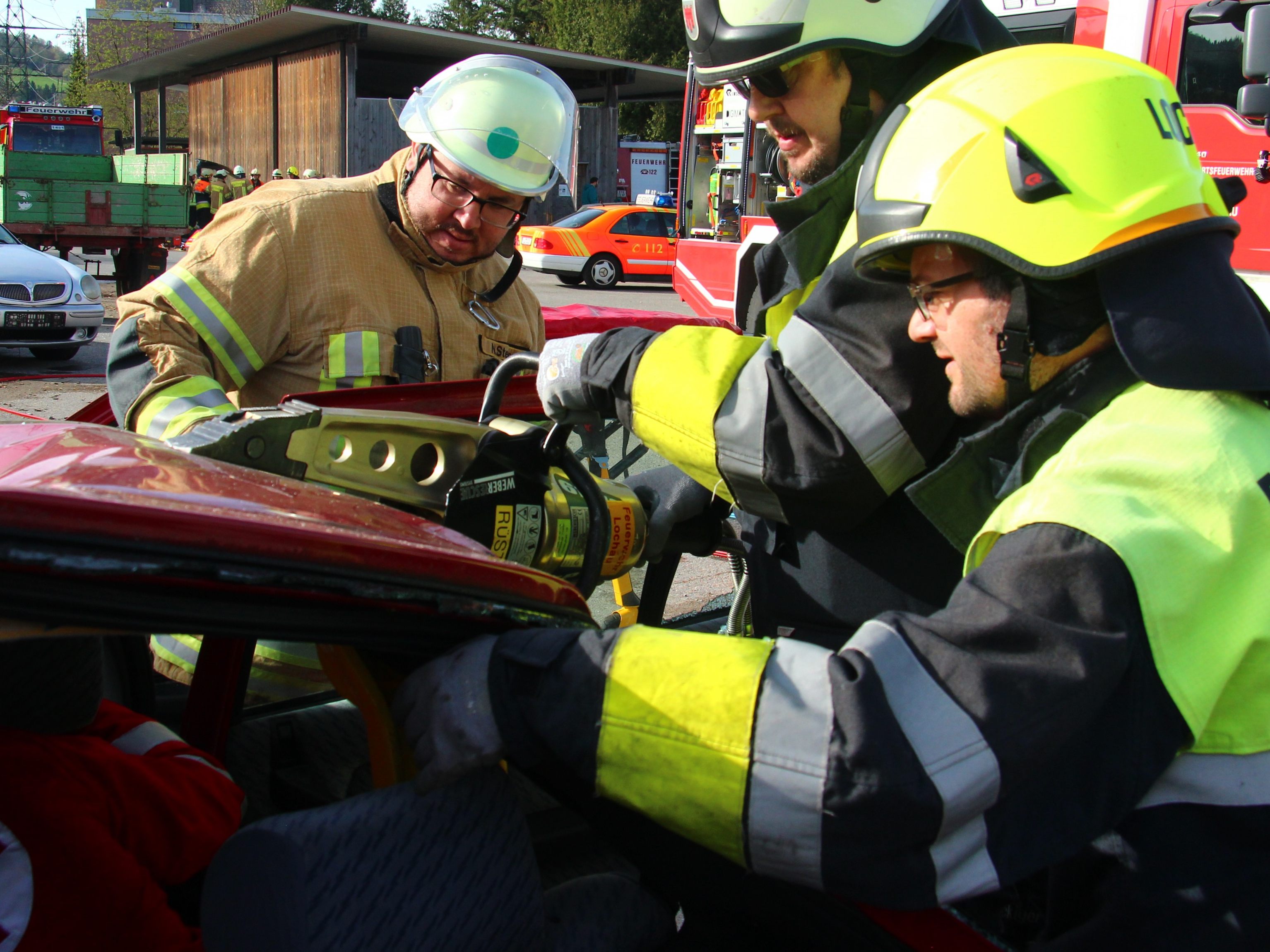 Befreien und Retten war die Devise einer gemeinsamen Übung der Feuerwehren Lochau und Lindaumit dem Roten Kreuz Bregenz. Befreien und Retten war die Devise einer gemeinsamen Übung der Feuerwehren Lochau und Lindaumit dem Roten Kreuz Bregenz.