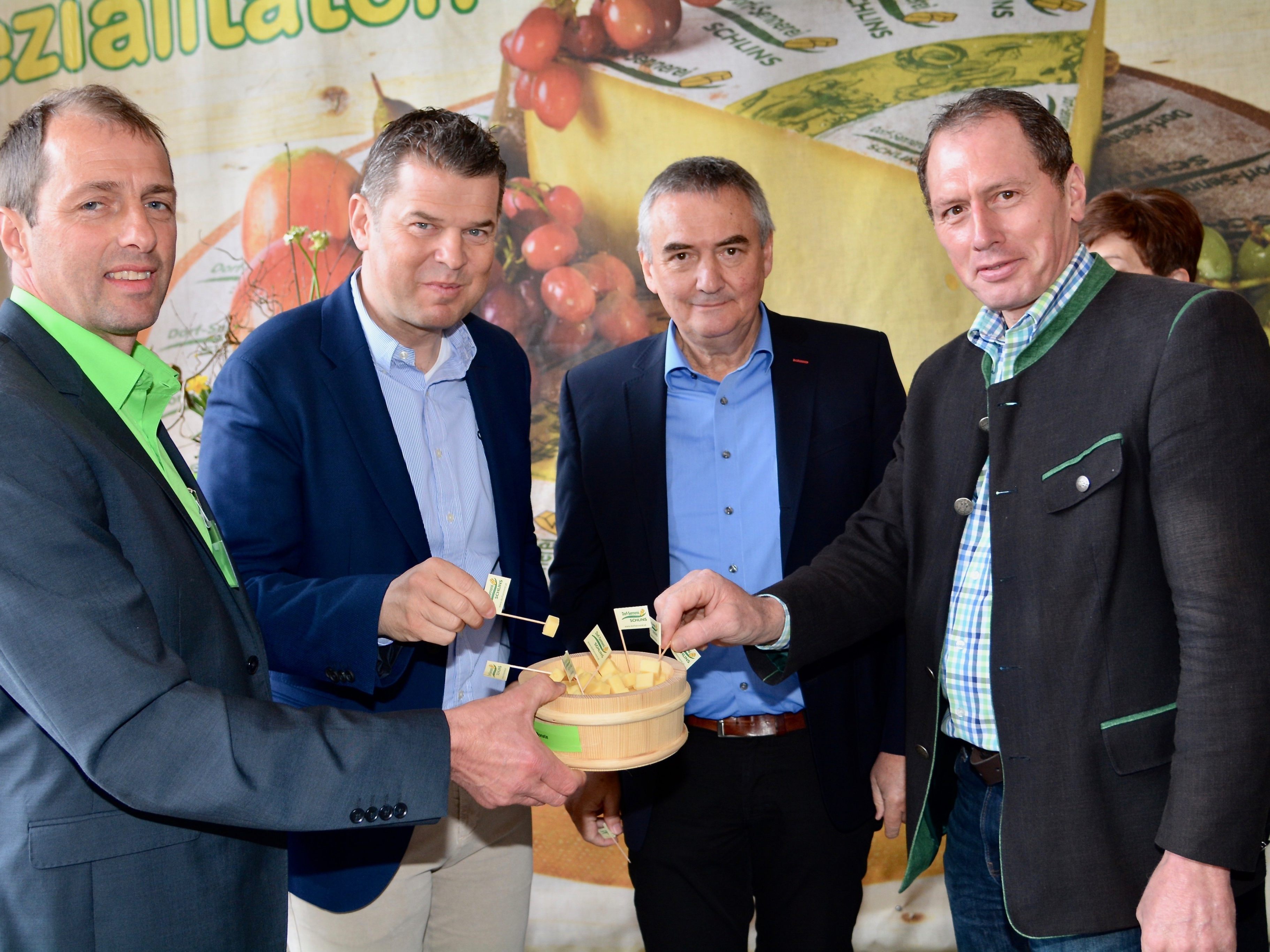 Meistersenn Thomas Kaufmann mit Mag. Raimund Wachter (GF Vorarlberg Milch), Othmar Bereuter (Stv. Obmann der ARGE Heumilch) und LK-Präsident Josef Moosbrugger
