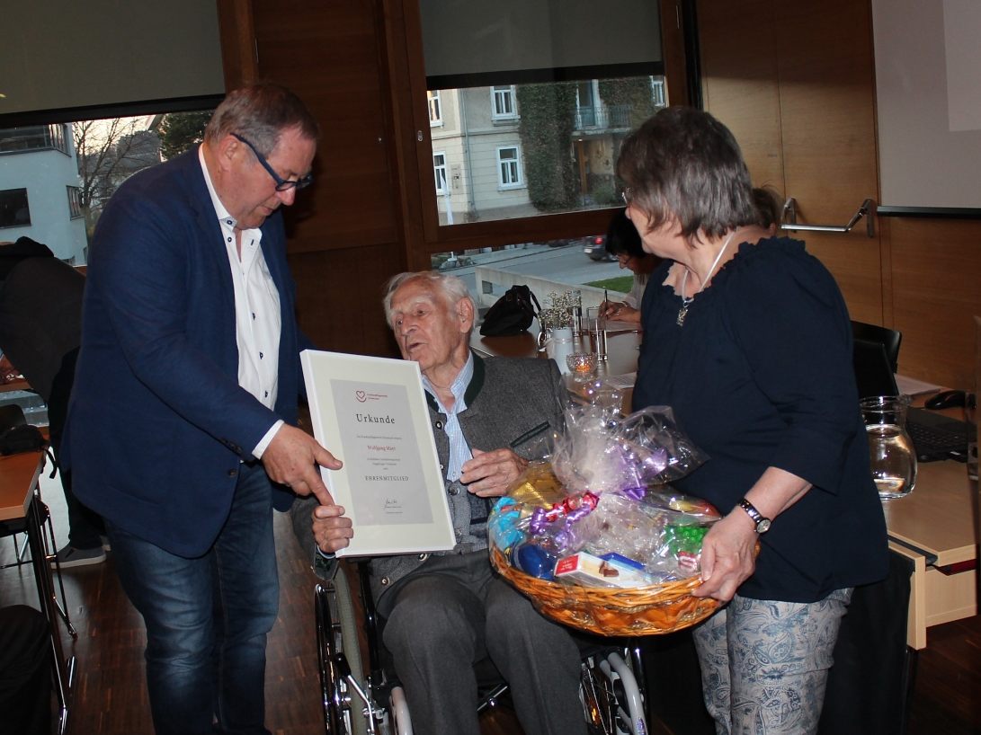 Helmut Leite überreicht Wolfgang Mayr die Ehrenmitgliedschaftsurkunde. Helmut Leite überreicht Wolfgang Mayr die Ehrenmitgliedschaftsurkunde.