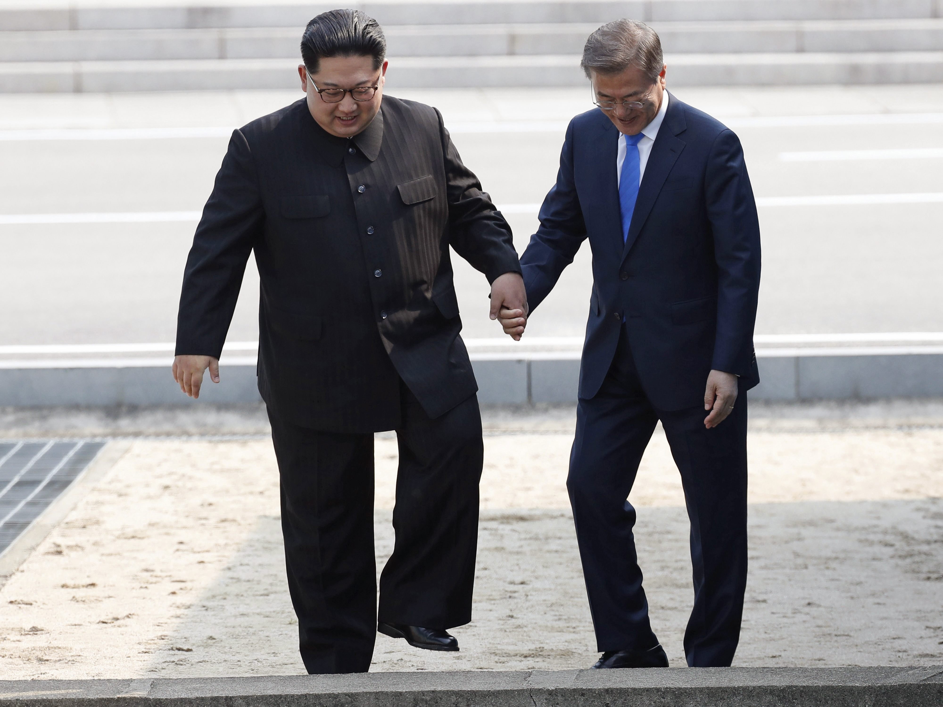 Nordkoreanischer Machthaber und Moon reichten sich beide die Hand .