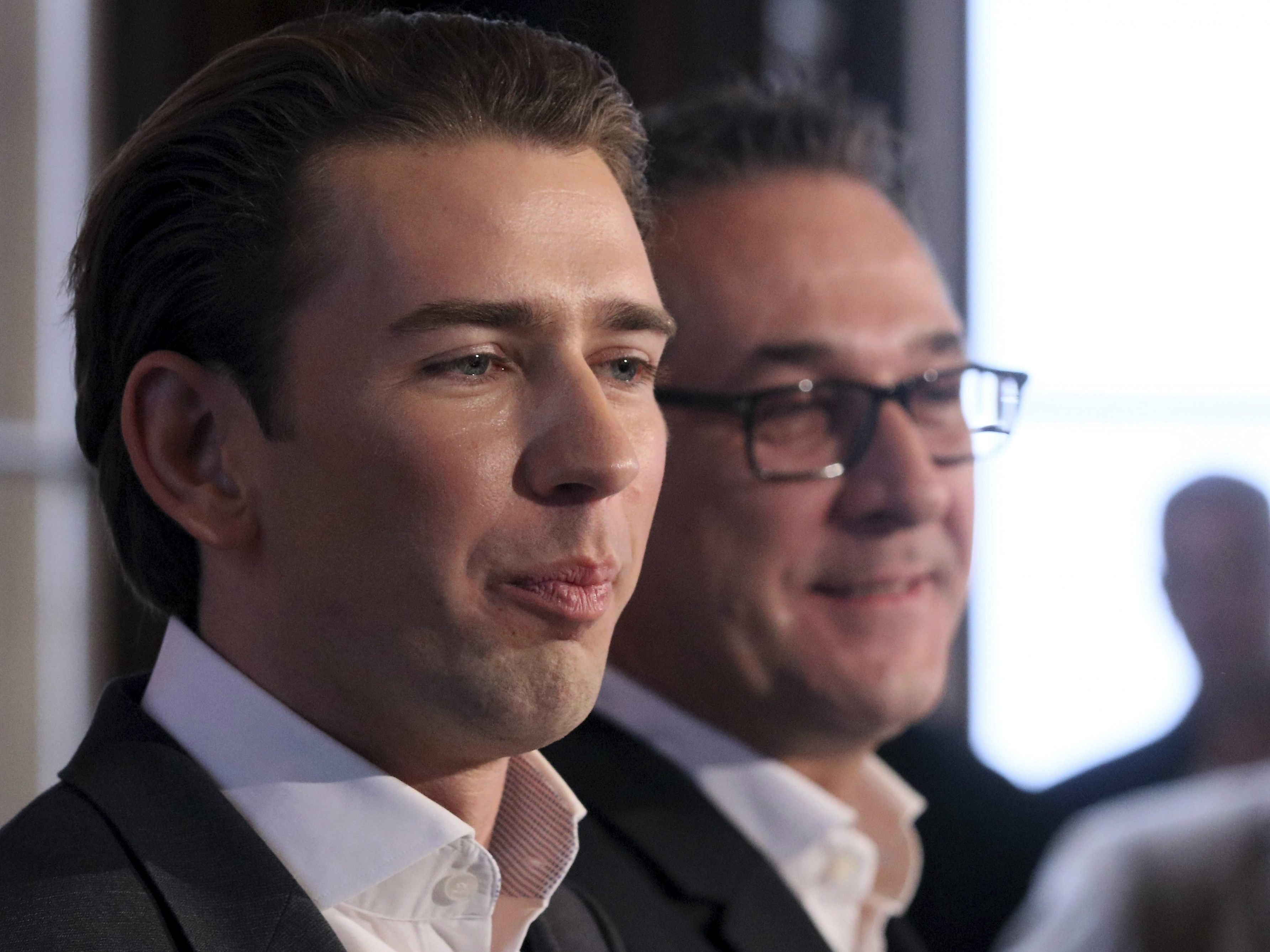 Kanzler Kurz und Vizekanzler Strache treten gemeinsam vor die Kameras.