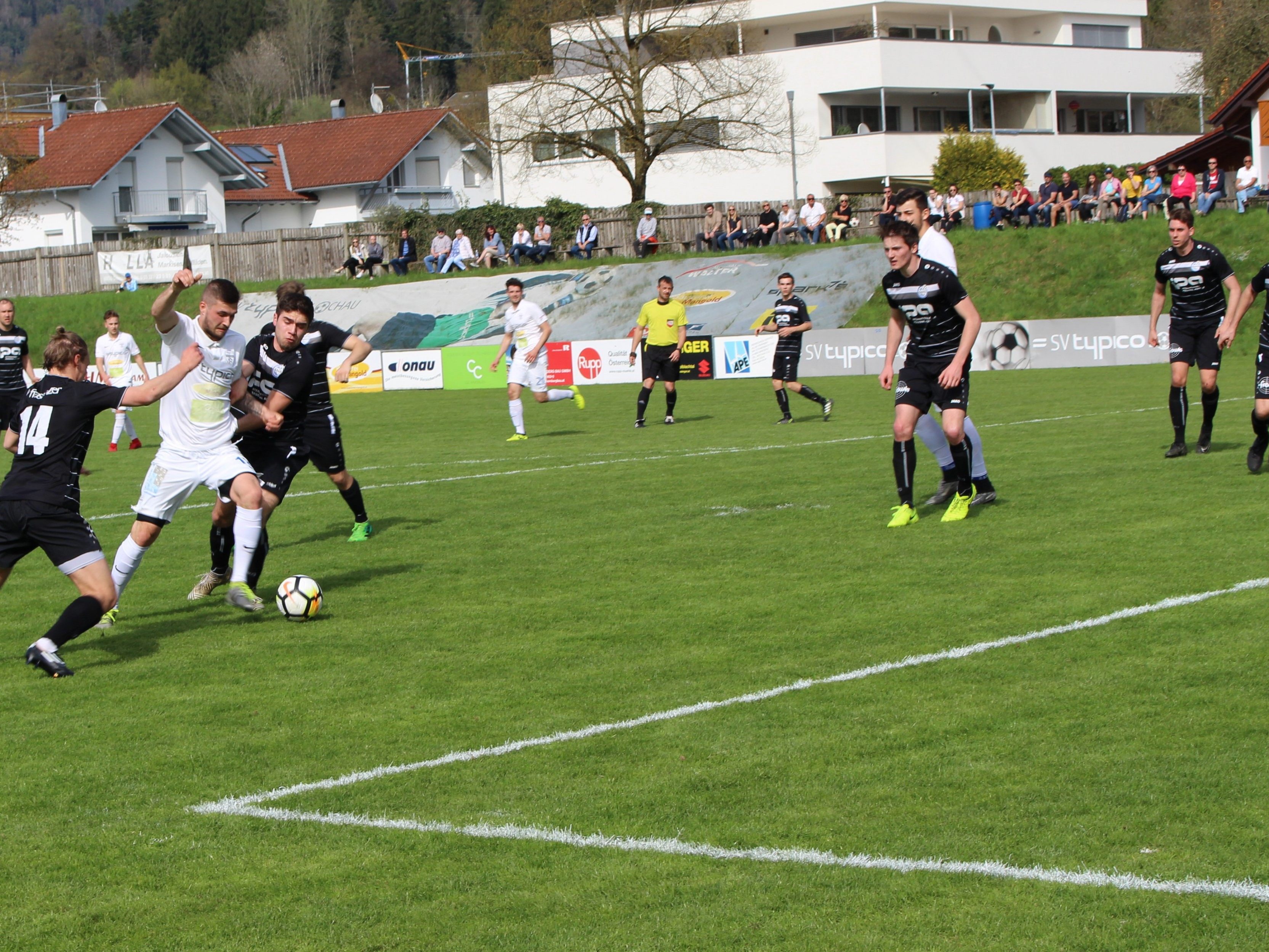 Die neue Sturmspitze beim SV typico Lochau, Levente Pethö, im Alleingang auf dem Weg zum 1:0 gegen den SC Göfis. Die neue Sturmspitze beim SV typico Lochau, Levente Pethö, im Alleingang auf dem Weg zum 1:0 gegen den SC Göfis.