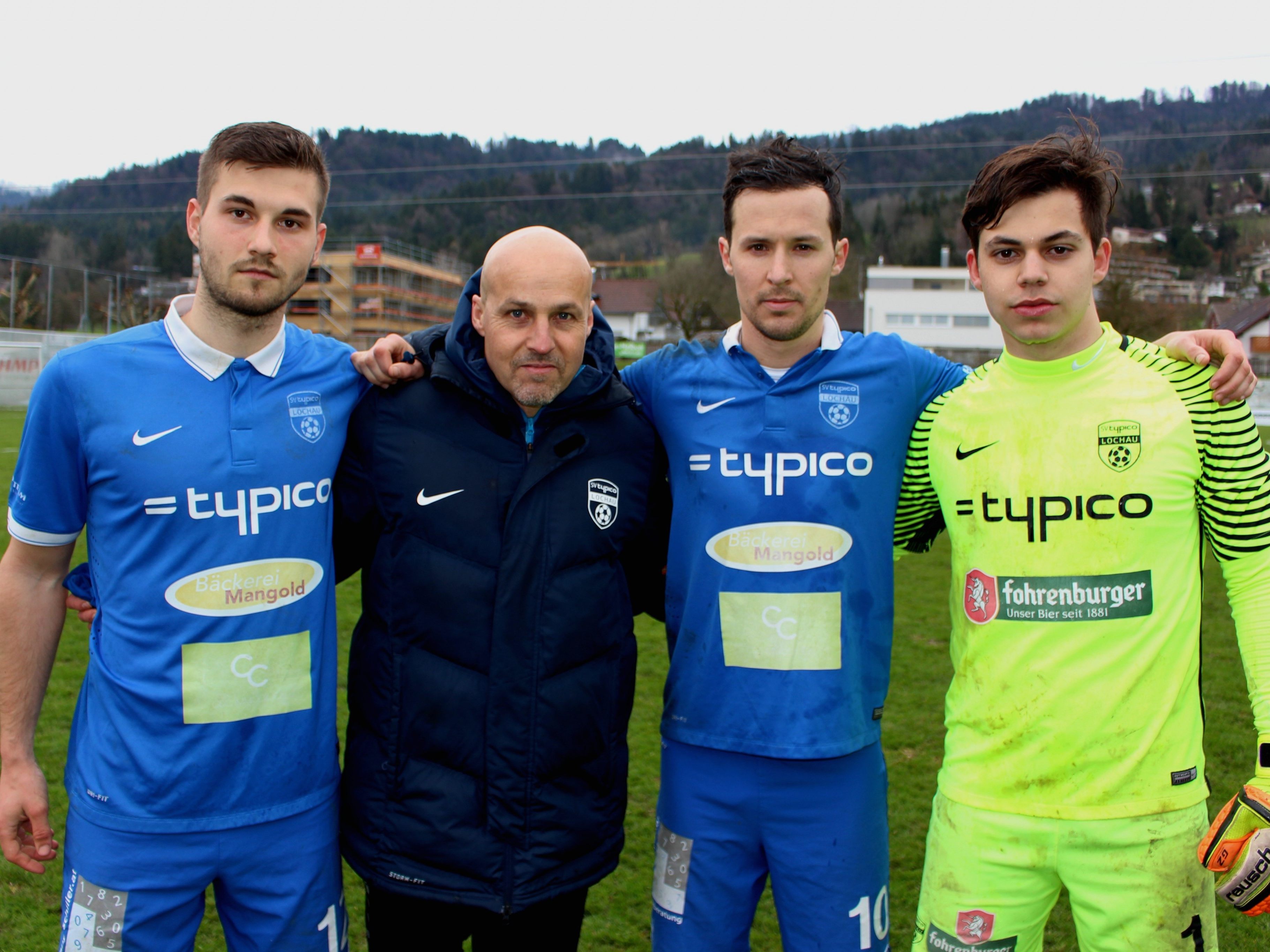 Der SV typico Lochau feierte einen souveränen Heimsieg: Die Torschützen Levente Pethö und Fabian Fink, Cheftrainer Jan Ove Pedersen sowie Tormann Sandro Eichhübl. Der SV typico Lochau feierte einen souveränen Heimsieg: Die Torschützen Levente Pethö und Fabian Fink, Cheftrainer Jan Ove Pedersen sowie Tormann Sandro Eichhübl.