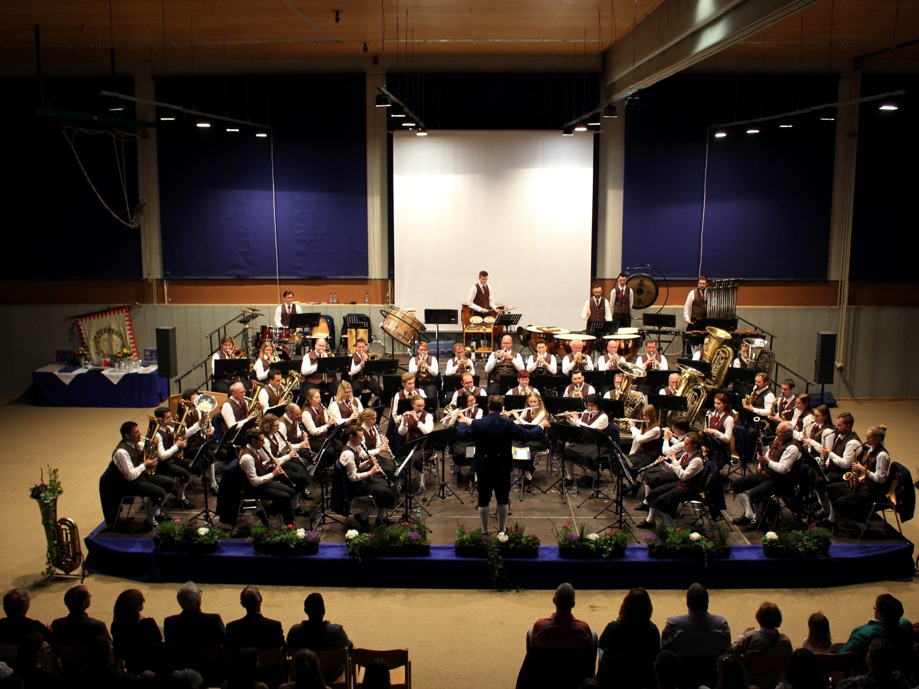Mit großem Applaus gratulierten über 600 Blasmusikfreunde dem Musikverein Lochau unter der Stabführung von Kapellmeister Harald Schele für ein bestens gelungenes Frühlingskonzert. Mit großem Applaus gratulierten über 600 Blasmusikfreunde dem Musikverein Lochau unter der Stabführung von Kapellmeister Harald Schele für ein bestens gelungenes Frühlingskonzert.