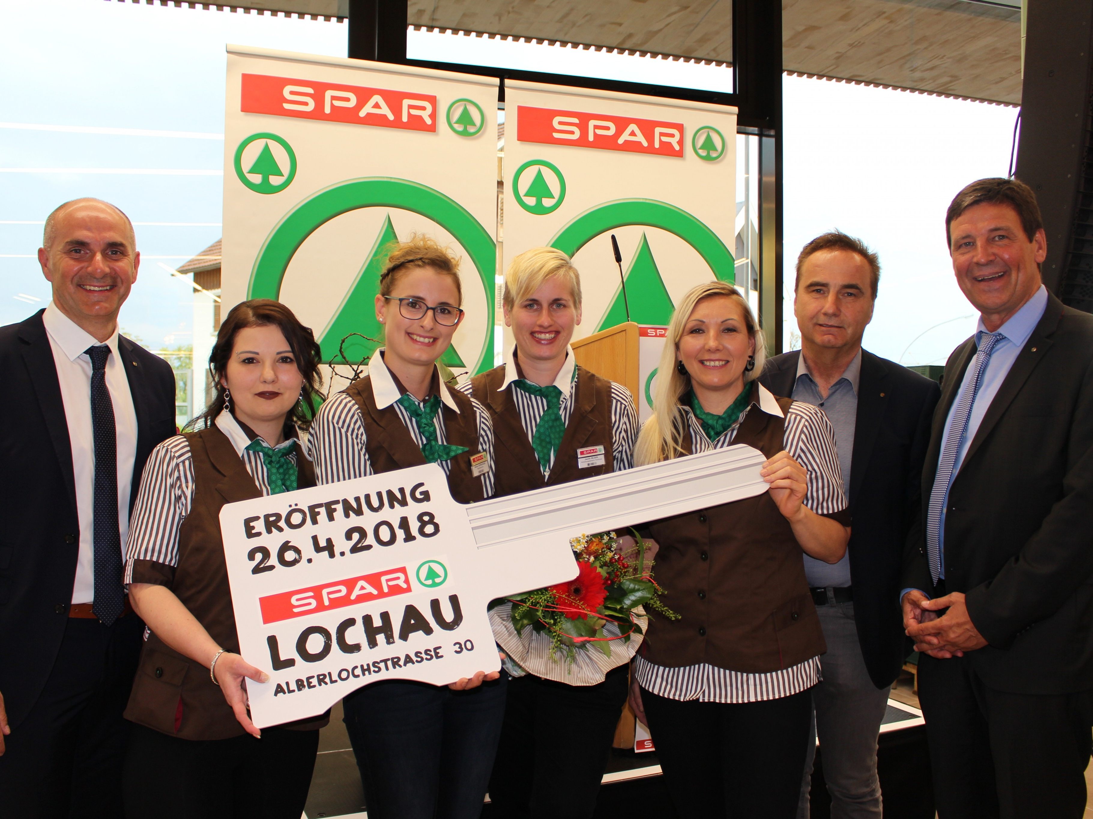 Neueröffnung SPAR-Supermarkt in Lochau: Werner Felder (SPAR-Gebietsleiter), Ramona Roidinger (Marktleiter-Stv.), Marktleiterin Marion Herburger, Jasmin Bilgeri (Feinkost), Susanne Nadig-Wegscheider (Obst & Gemüse), Günter Kaufmann und Gerhard Ritter (SPAR-Zentrale).