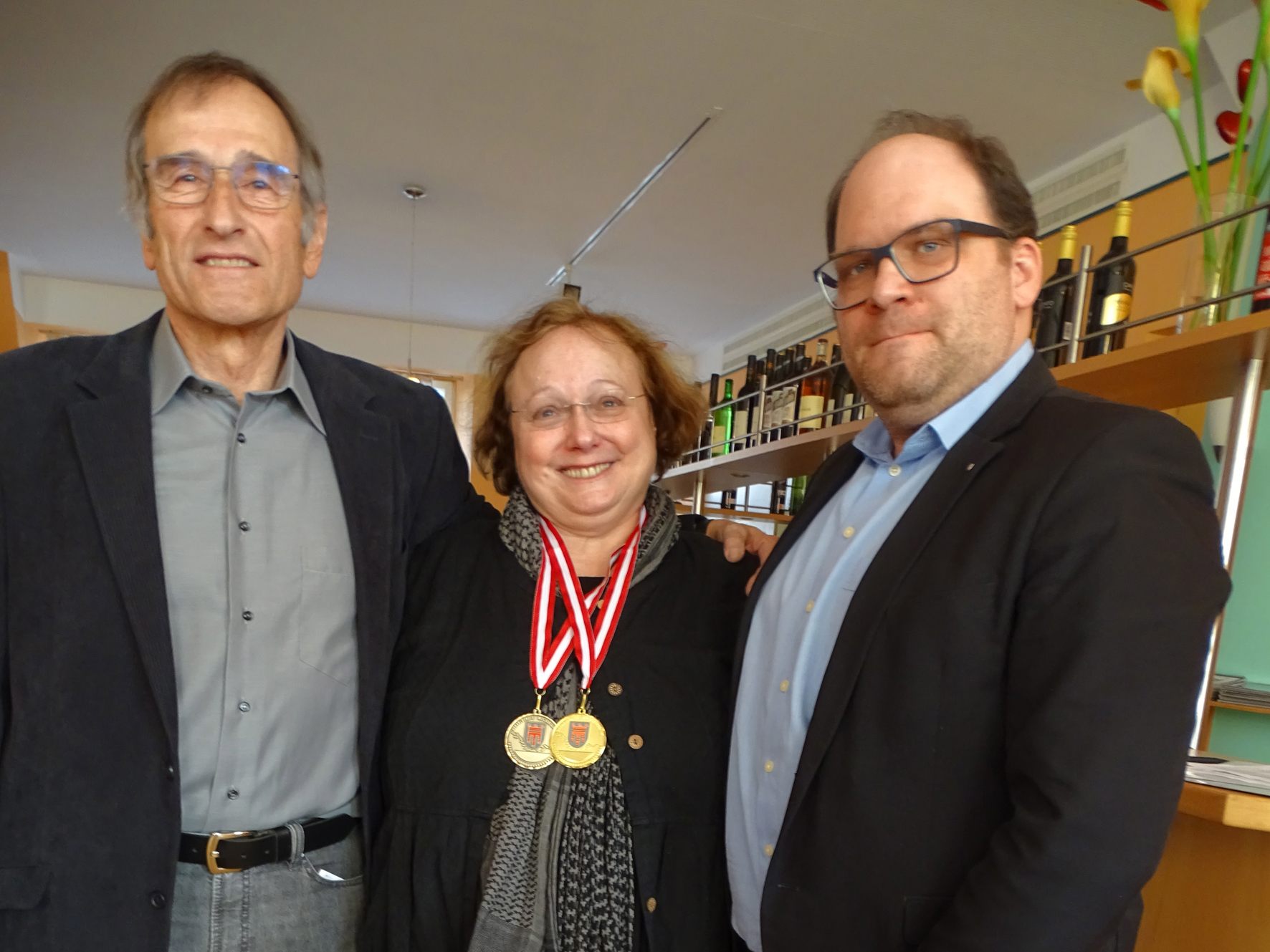 Helene Mira mit dem Organisator Erich Peterlunger und Dr. Philipp Längle, Präs. des Vlbg. Schachverbandes Helene Mira mit dem Organisator Erich Peterlunger und Dr. Philipp Längle, Präs. des Vlbg. Schachverbandes