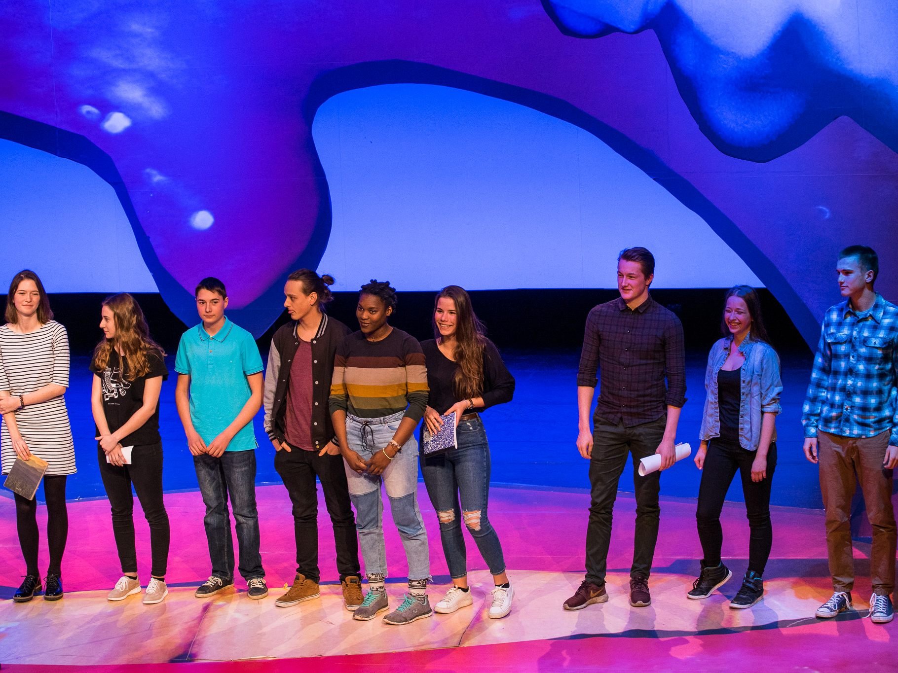 Neun Poeten und Poetinnen begeisterten beim 3.U20 Poetry Slam am Theater Kosmos. Neun Poeten und Poetinnen begeisterten beim 3.U20 Poetry Slam am Theater Kosmos.