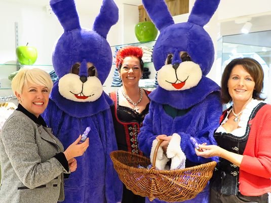 Die lila Osterhasen auf Besuch in der Zillertaler Trachtenwelt Die lila Osterhasen auf Besuch in der Zillertaler Trachtenwelt