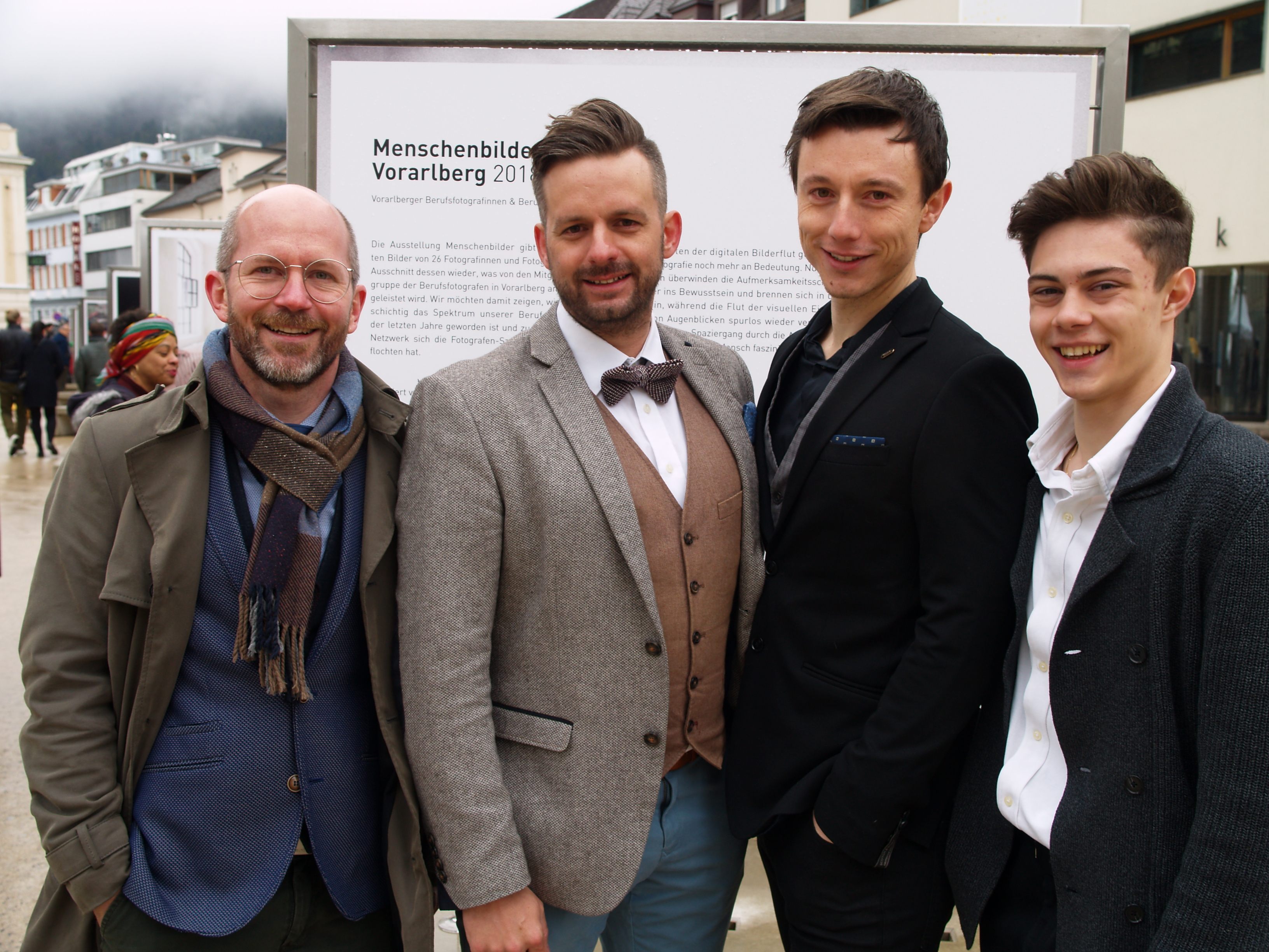 Matthias Weissengruber als Sprecher der Berufsfotografen mit Organisator Manuel Riesterer, sowie Kurator Emanuel Wiehl und Raphael Sturm bei der Eröffnung der Ausstellung