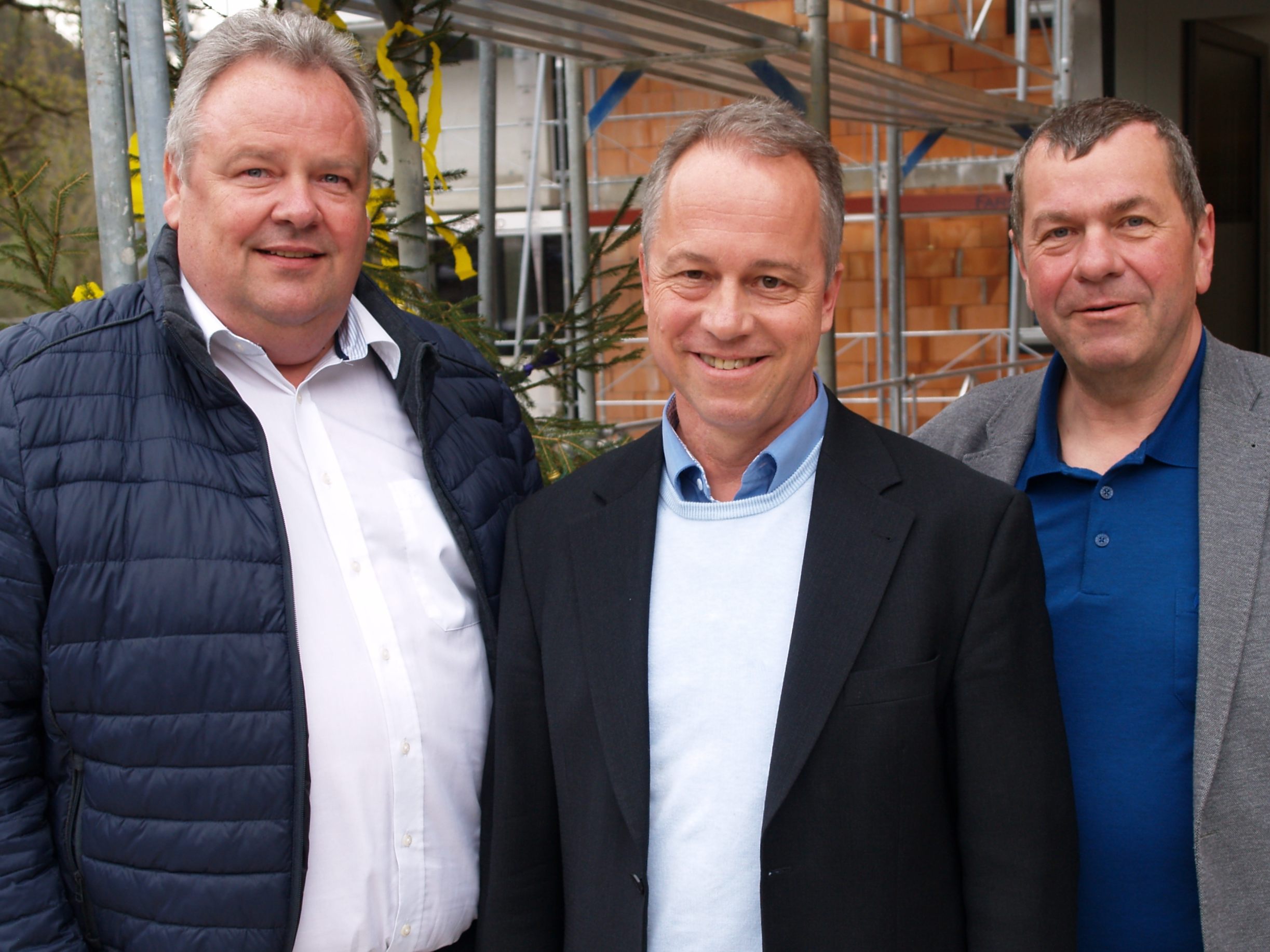 Die Bürgermeister Kurt Wutschitz und Roman Kopf mit Wohnbauselbsthilfe- Geschäftsführer Erich Mayer bei der Firstfeier