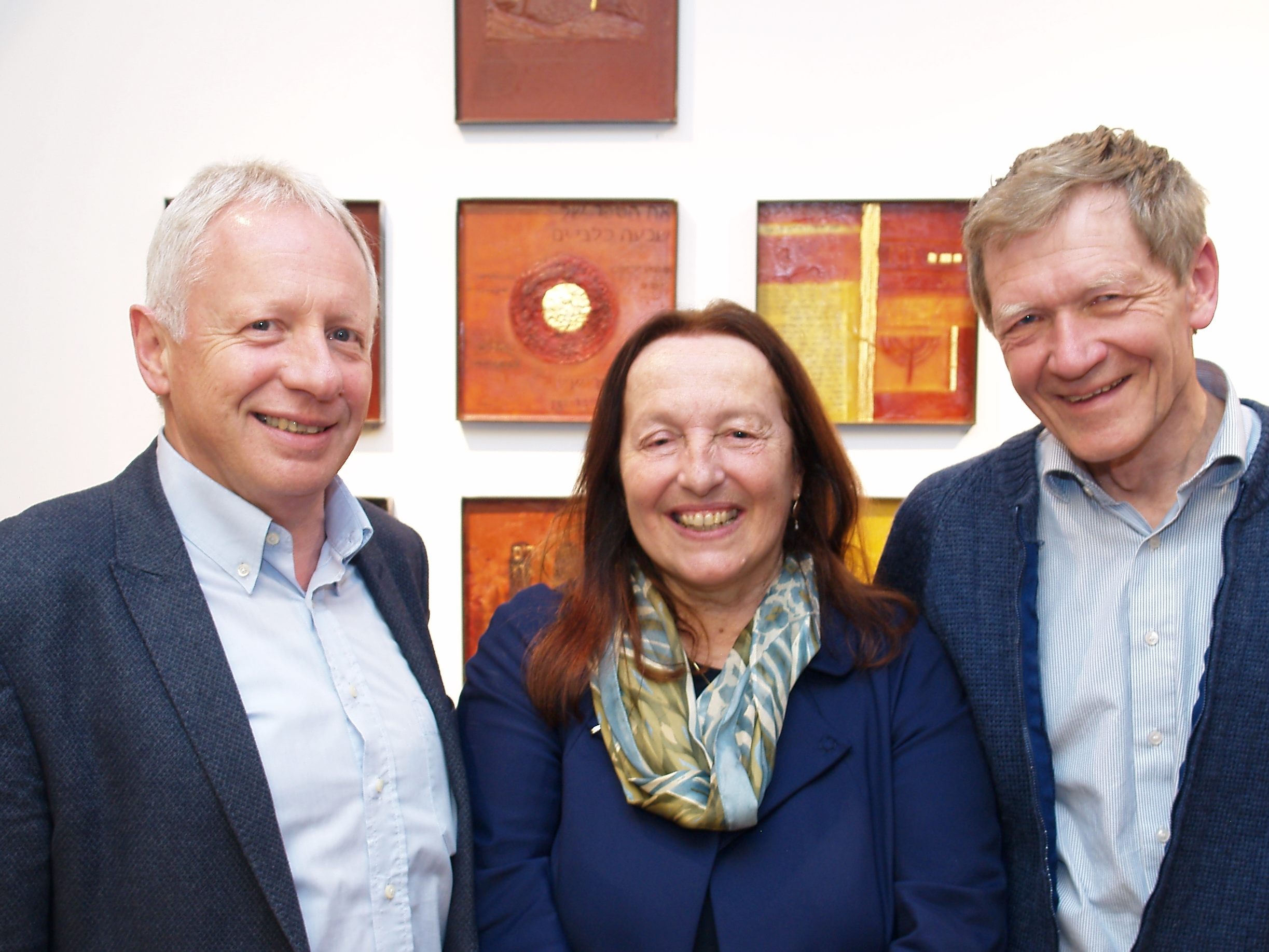 Künstlerin Irene Dworak - Dorowin mit Bildungshausleiter Christian Kopf und Vernissage-Redner Willibald Feinig bei der Eröffnung der Ausstellung. Künstlerin Irene Dworak - Dorowin mit Bildungshausleiter Christian Kopf und Vernissage-Redner Willibald Feinig bei der Eröffnung der Ausstellung.