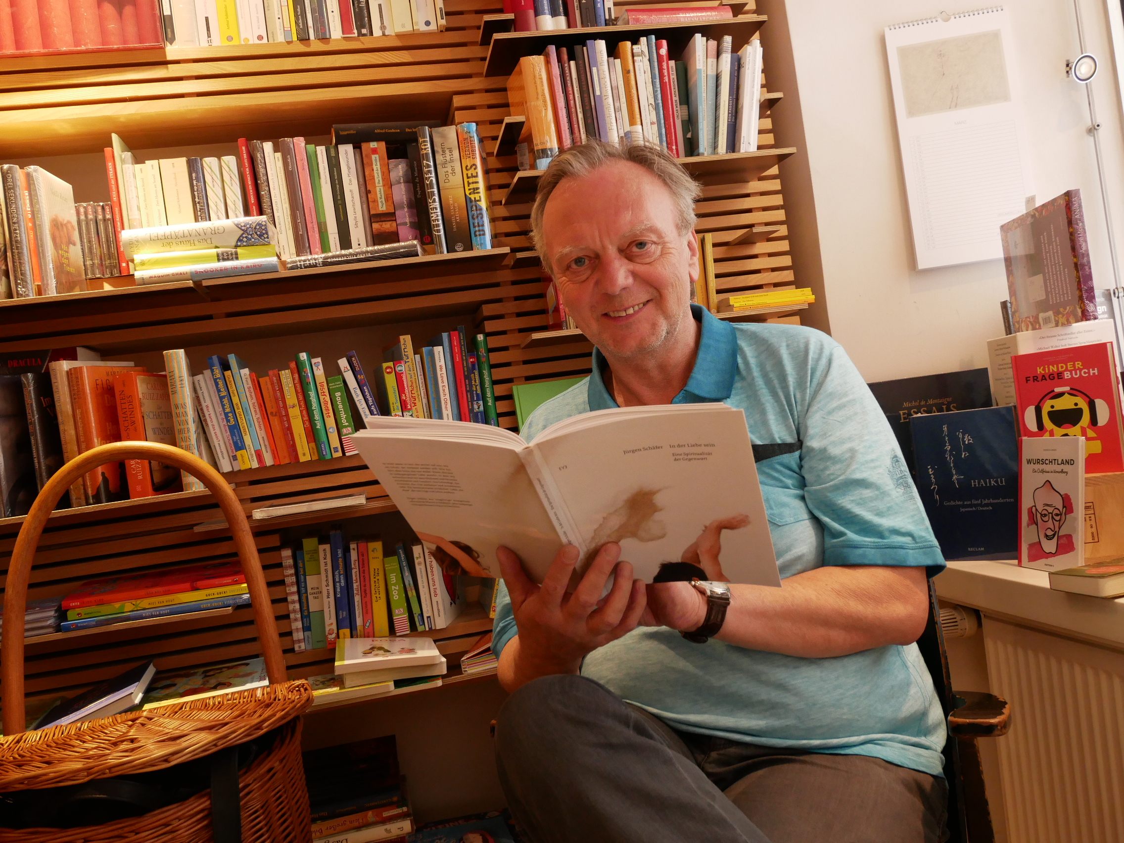 Der Autor Jürgen Schäfer mit seinem neu erschienenen Buch.