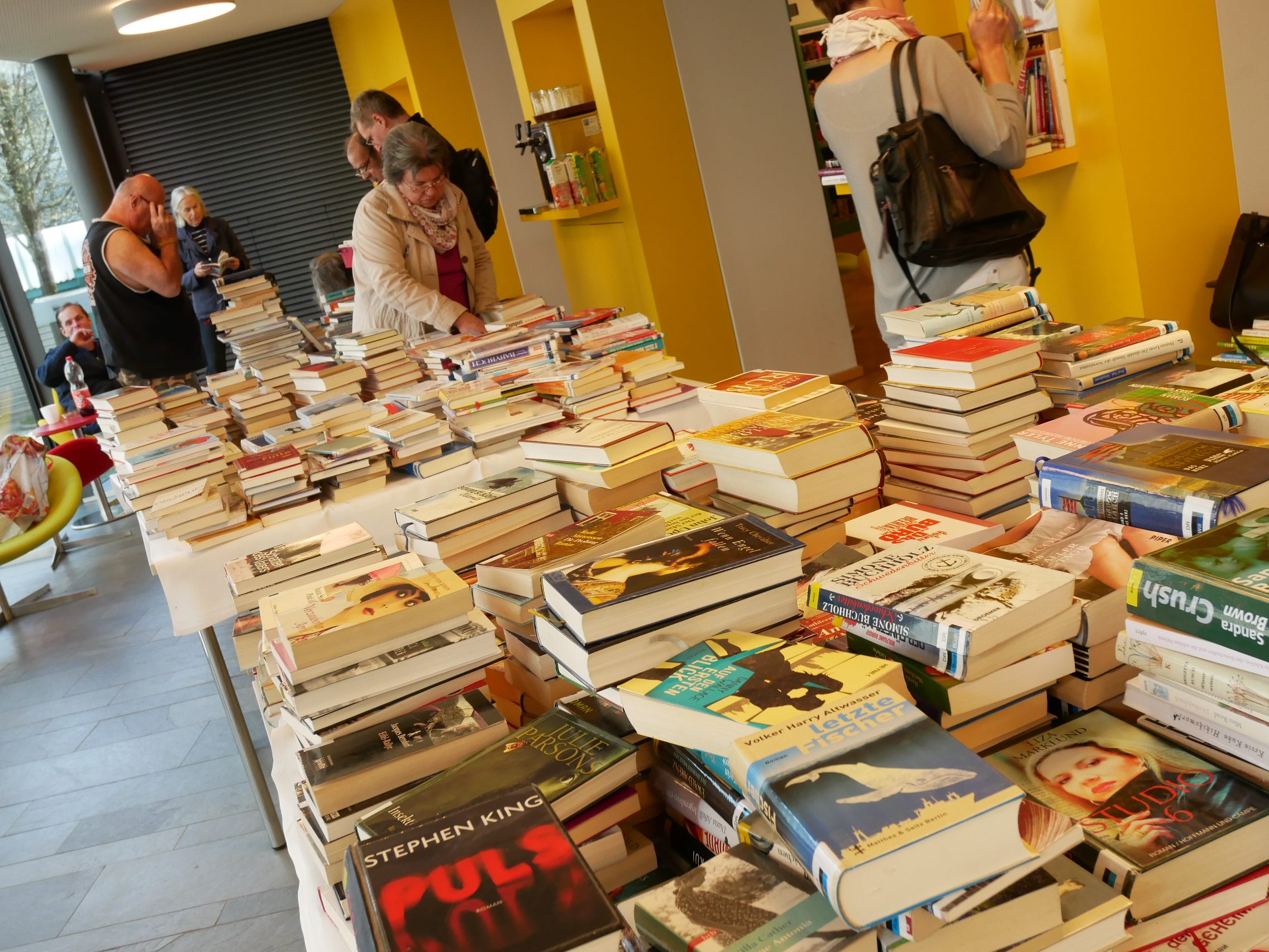 Beim Flohmarkt in der AK Bibliothek konnten sich Lesebegeisterte mit Büchern unterschiedlicher Genres eindecken. Beim Flohmarkt in der AK Bibliothek konnten sich Lesebegeisterte mit Büchern unterschiedlicher Genres eindecken.