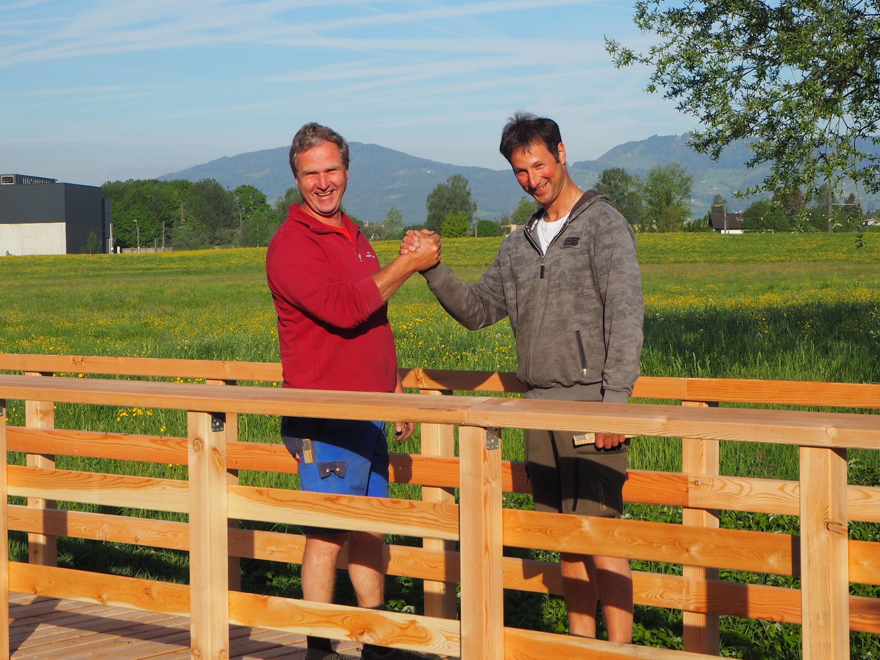 Die neue Brücke ist fertig. Thomas Wäger und Werner Muxel