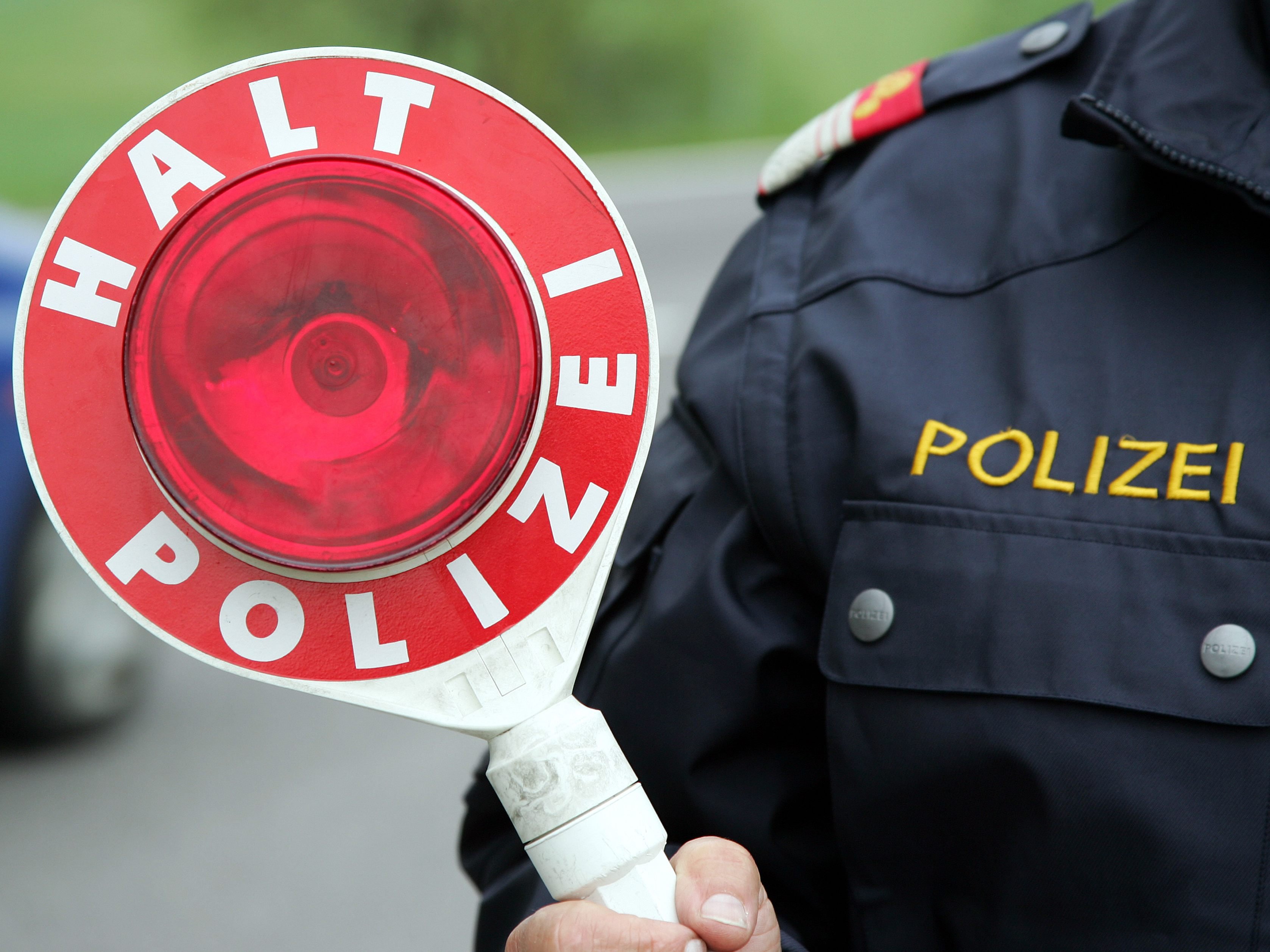 Polizei erbittet Hinweise auf unbekannten Pkw. Polizei erbittet Hinweise auf unbekannten Pkw.