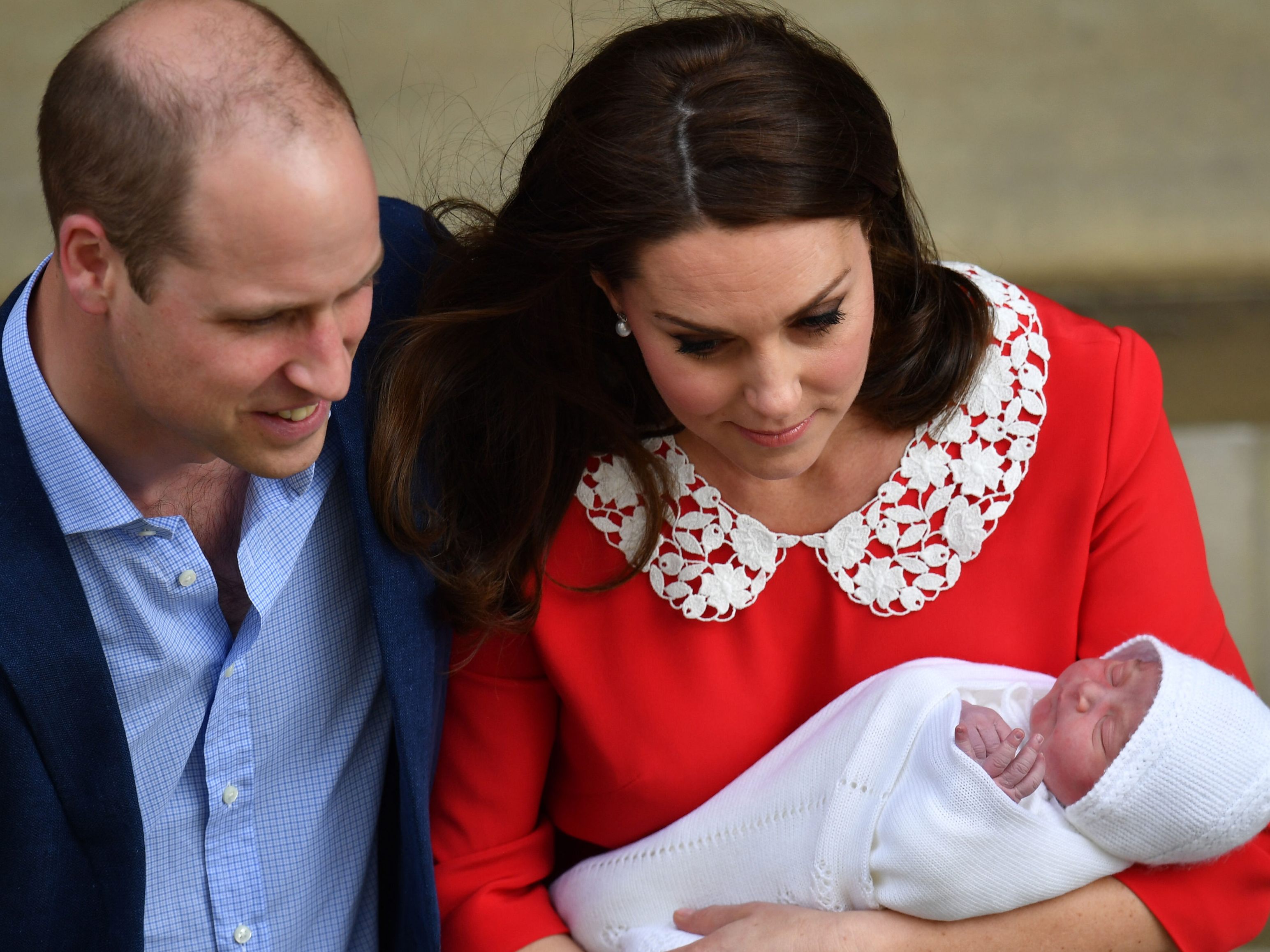 Der kleine Prinz Louis mit seinen Eltern beim ersten Pressetermin seines Lebens.