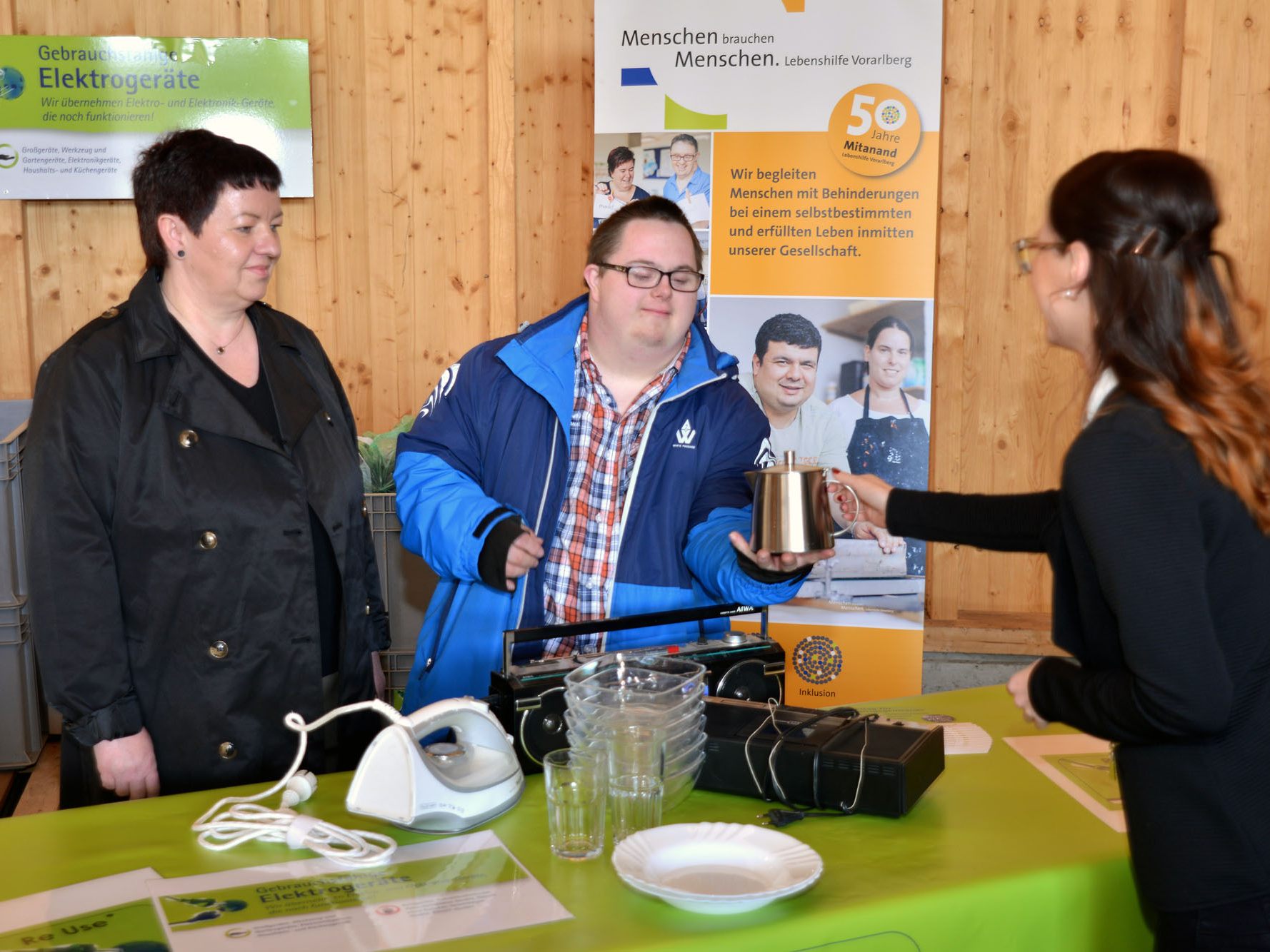 Beim Re-Use-Sammeltag brauchbare Haushaltsgegenstände kostenlos abgeben. Beim Re-Use-Sammeltag brauchbare Haushaltsgegenstände kostenlos abgeben.