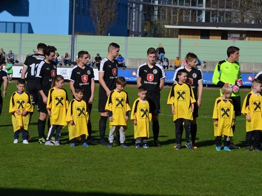 Kleine Kicker mit großem Dress Kleine Kicker mit großem Dress