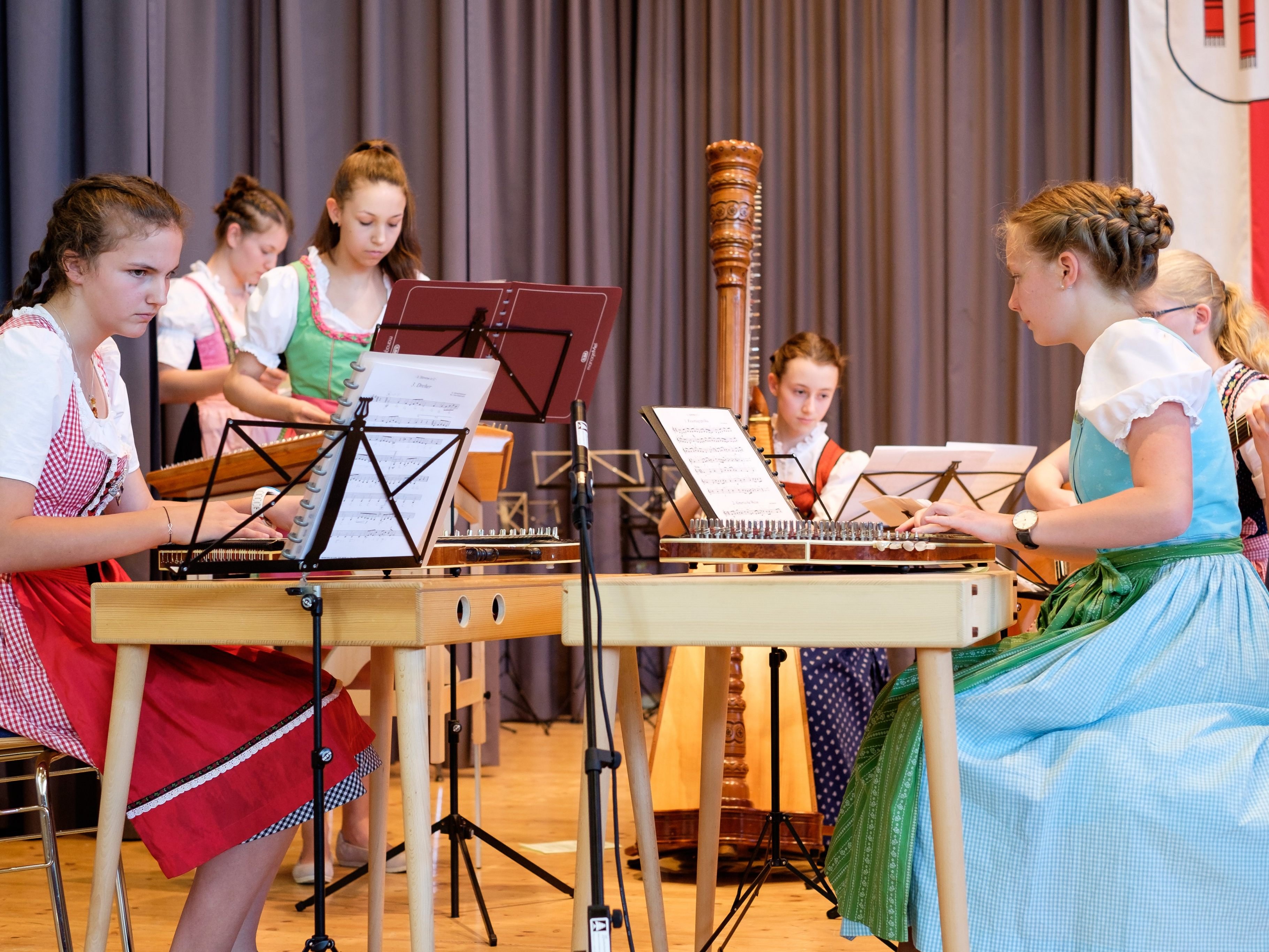 80 kleine und große Musiker präsentierten eine regionalbezogene Musikauswahl.