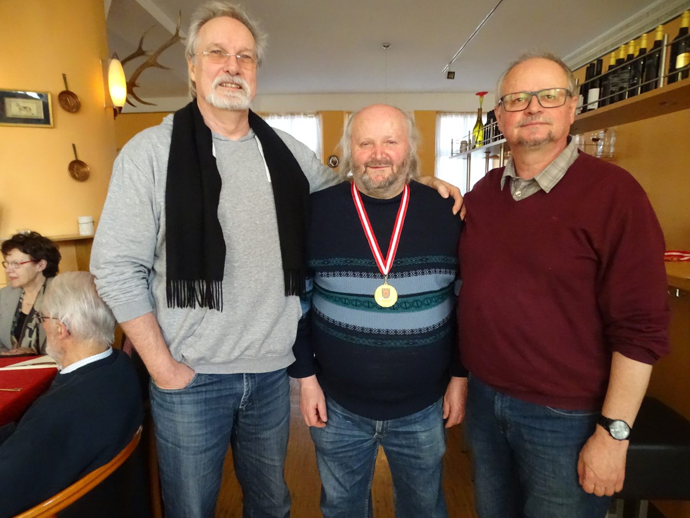 Dietmar Heinritz sowie Bruno und Gebhard Eiler (v.l.) vom SK Lochau gewannen die Teamwertung. Dietmar Heinritz sowie Bruno und Gebhard Eiler (v.l.) vom SK Lochau gewannen die Teamwertung.