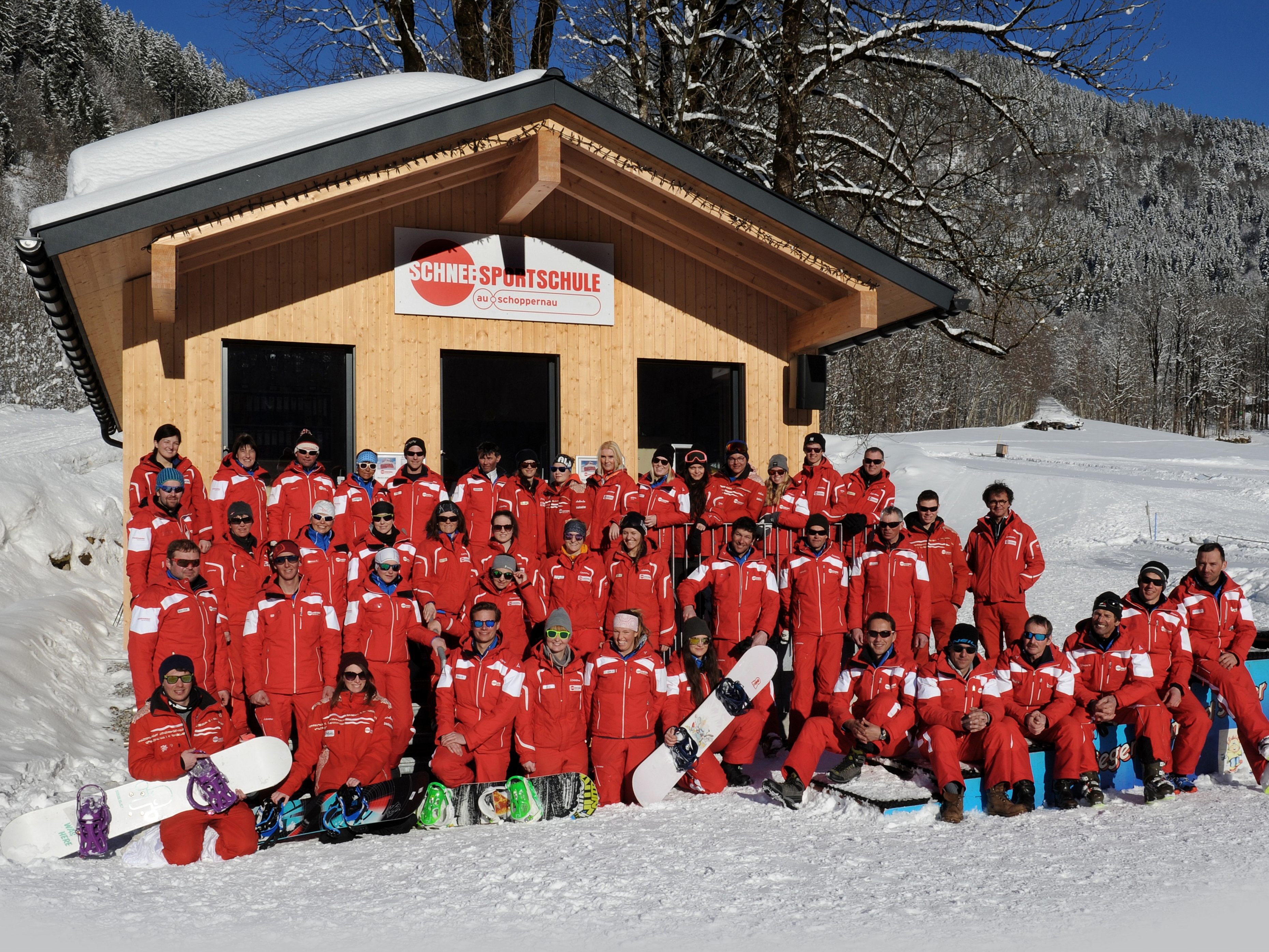 Das Team der Schneesportschule Au-Schoppernau vor dem Skischulhaus. Über 50 Lehrer und Betreuer waren in der Faschingswoche beschäftigt. Das Team der Schneesportschule Au-Schoppernau vor dem Skischulhaus. Über 50 Lehrer und Betreuer waren in der Faschingswoche beschäftigt.