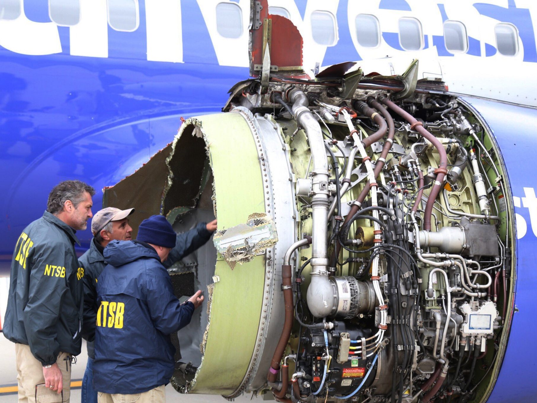 Das Triebwerk wird untersucht.