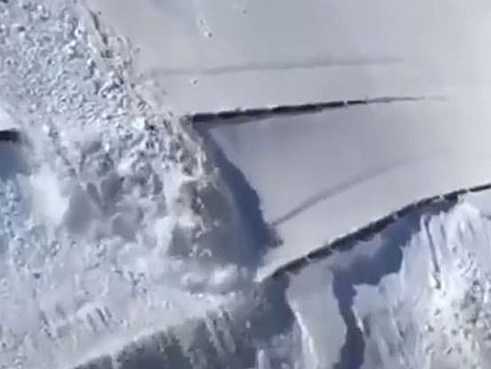 Schneemassen ergießen sich über die Pass-Straße auf das Stilfser Joch.