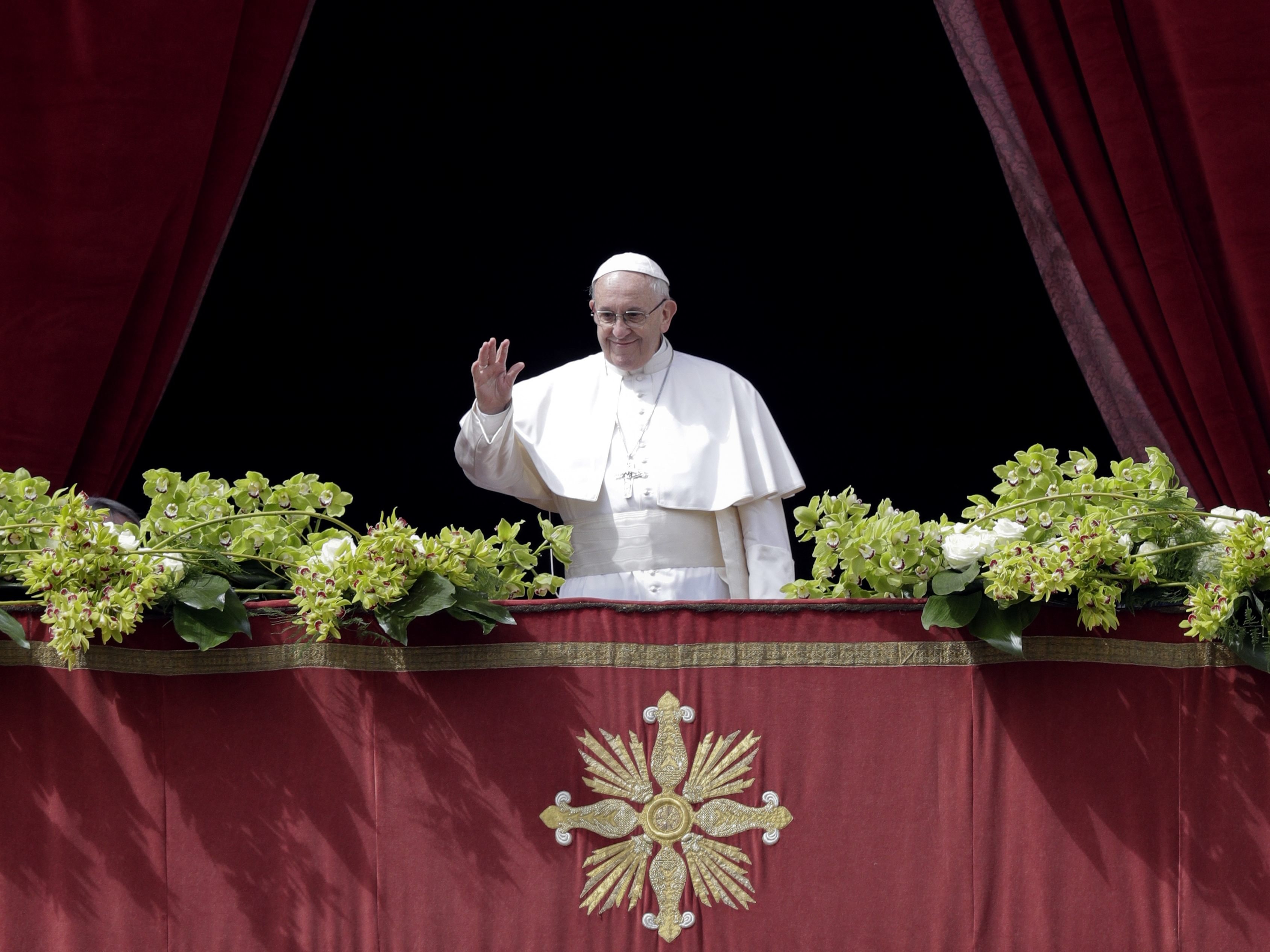 Zehntausende Gläubige feierten mit Papst Franziskus die Ostermesse.