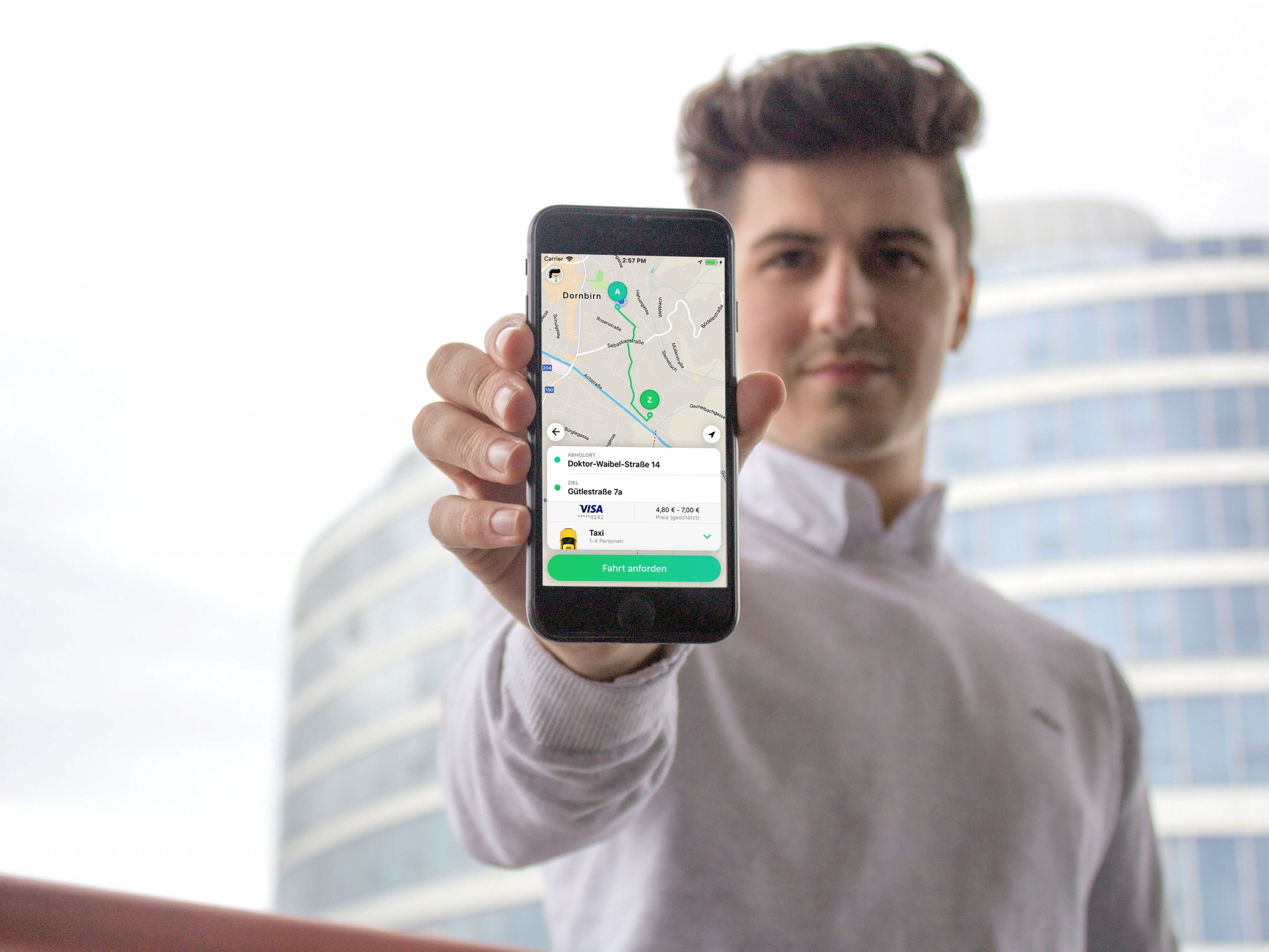 Holmi-Gründer Jürgen Gunz präsentiert seine App.
