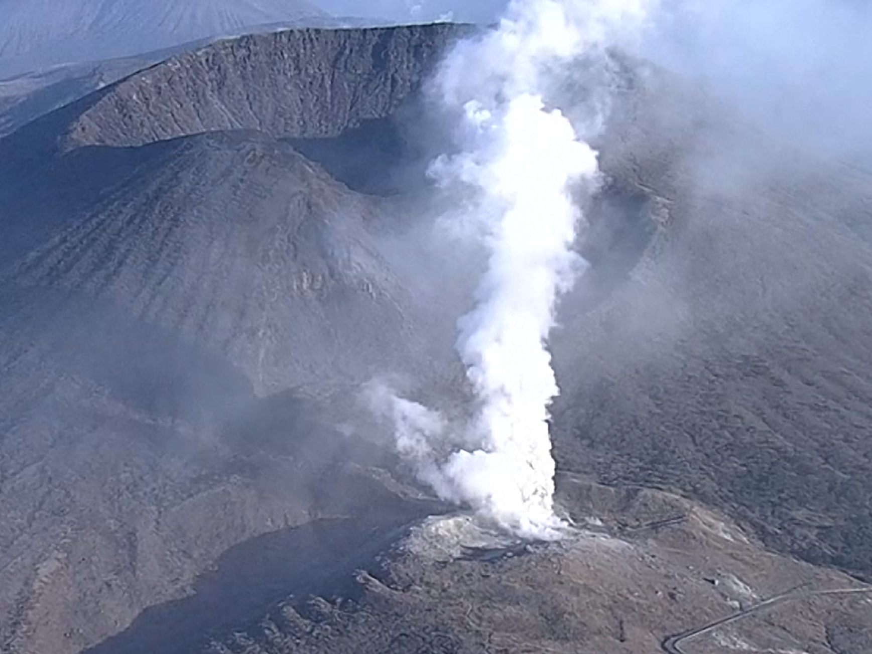 Vulkan Mount Io in Japan zeigt wieder Aktivitäten.