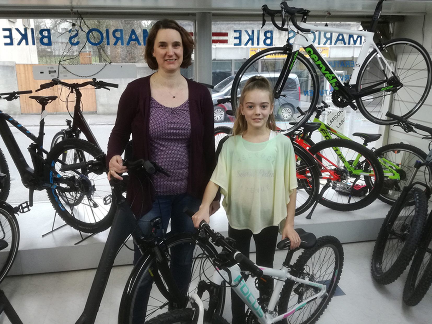 Christine Sommerauer (l.) gewann ein Kalkhoff Damenfahrrad und Lorena Klien ein Focus MTB. Christine Sommerauer (l.) gewann ein Kalkhoff Damenfahrrad und Lorena Klien ein Focus MTB.