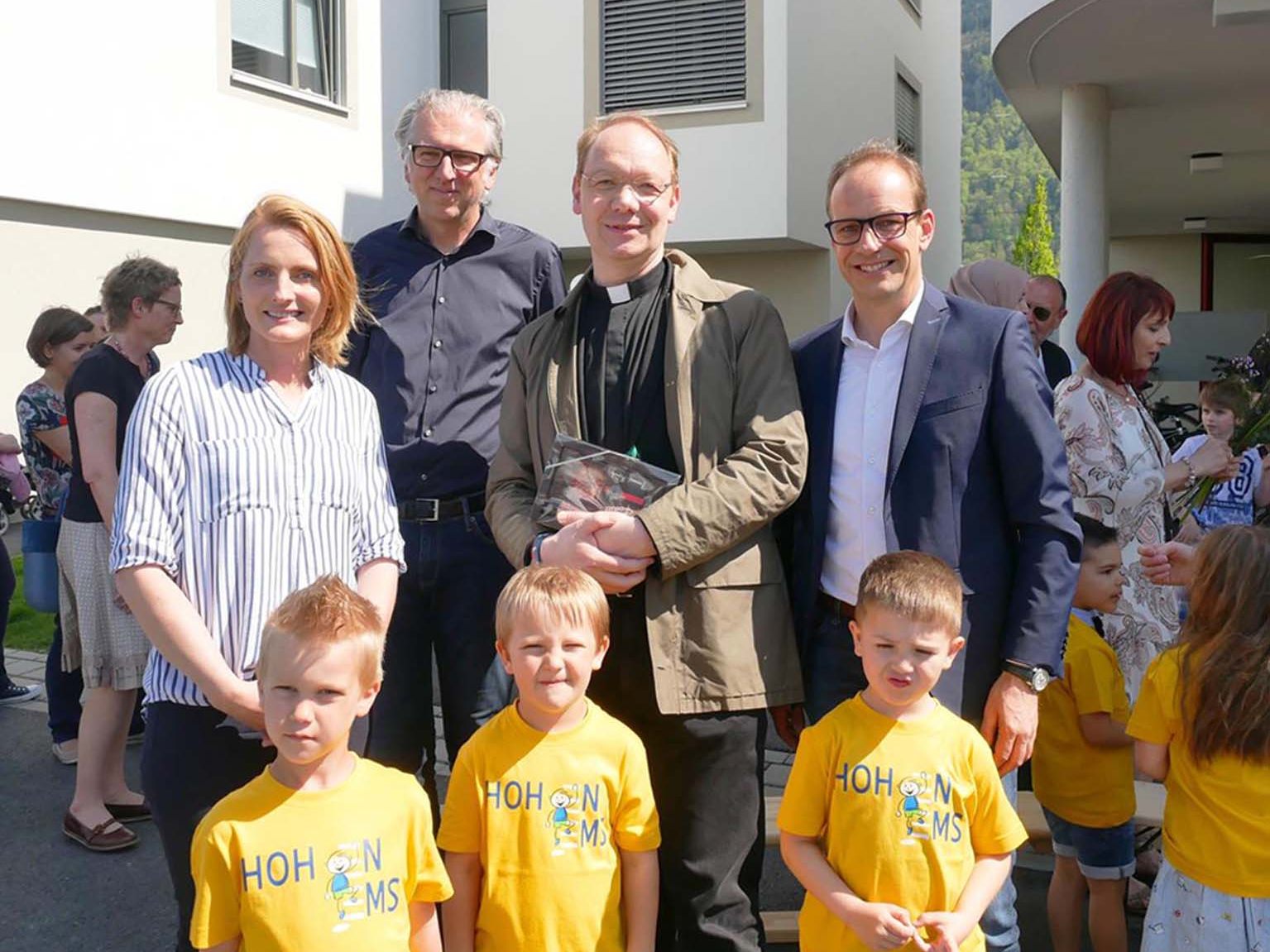 StR. Angelika Benzer, Architekt Reinhard Drexel, Pfarrer DDr. Thomas Heilbrun und Bgm. Dieter Egger (v.l.) mit Kingergartenkindern. StR. Angelika Benzer, Architekt Reinhard Drexel, Pfarrer DDr. Thomas Heilbrun und Bgm. Dieter Egger (v.l.) mit Kingergartenkindern.
