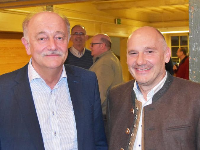 Heute, Donnerstag, 19. April, übergibt der Kennelbacher Bürgermeister Hans Bertsch sein Amt an Peter Halder. Heute, Donnerstag, 19. April, übergibt der Kennelbacher Bürgermeister Hans Bertsch sein Amt an Peter Halder.