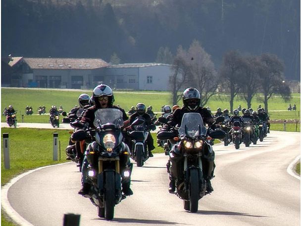 Nach der Fahrzeugsegnung beteiligten sich 140 Biker an einer gemeinsamen Ausfahrt.