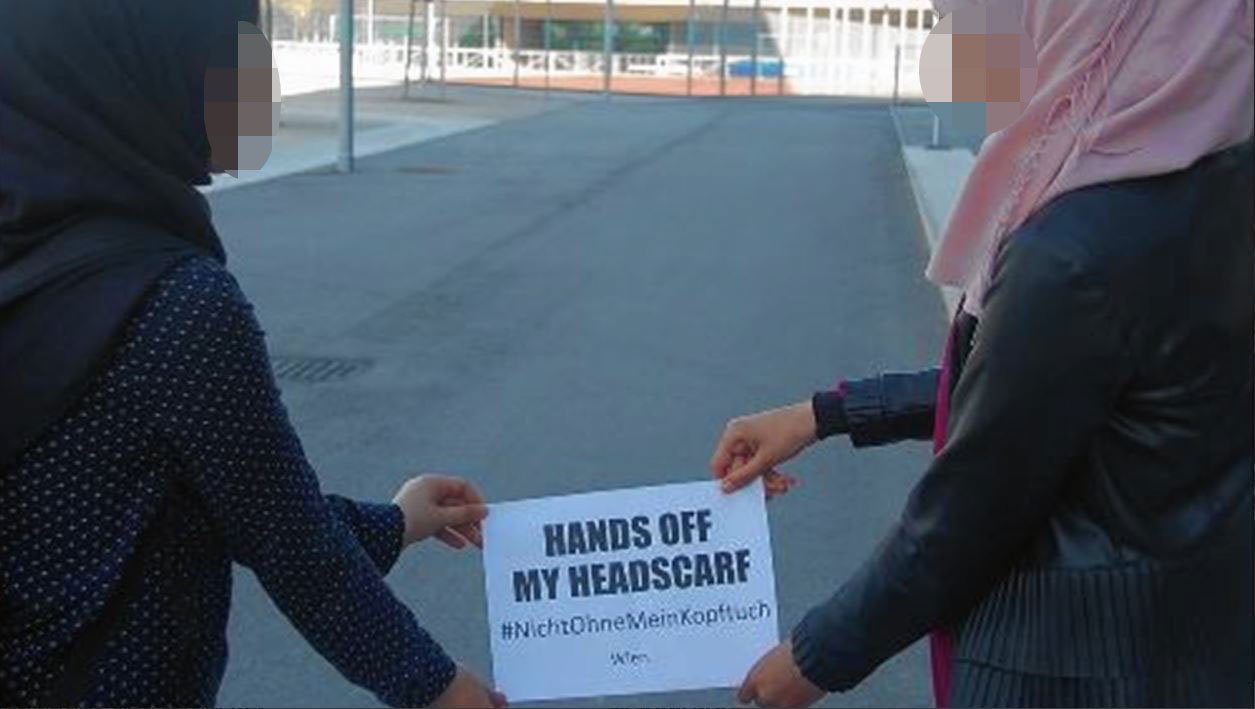 Auch diese Mädchen halten für den Protest her. Auch diese Mädchen halten für den Protest her.