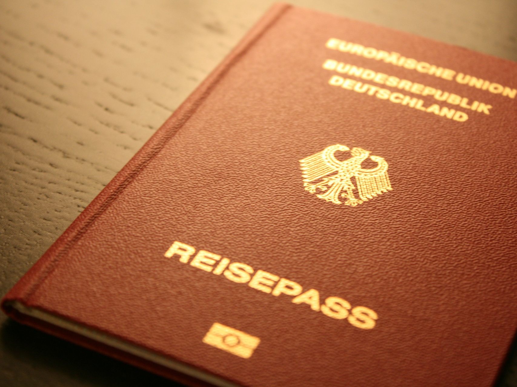 Einem Medienbericht zufolge verkaufen anerkannte Flüchtlinge ihre papiere weiter und melden sie dann als verloren. Einem Medienbericht zufolge verkaufen anerkannte Flüchtlinge ihre papiere weiter und melden sie dann als verloren.