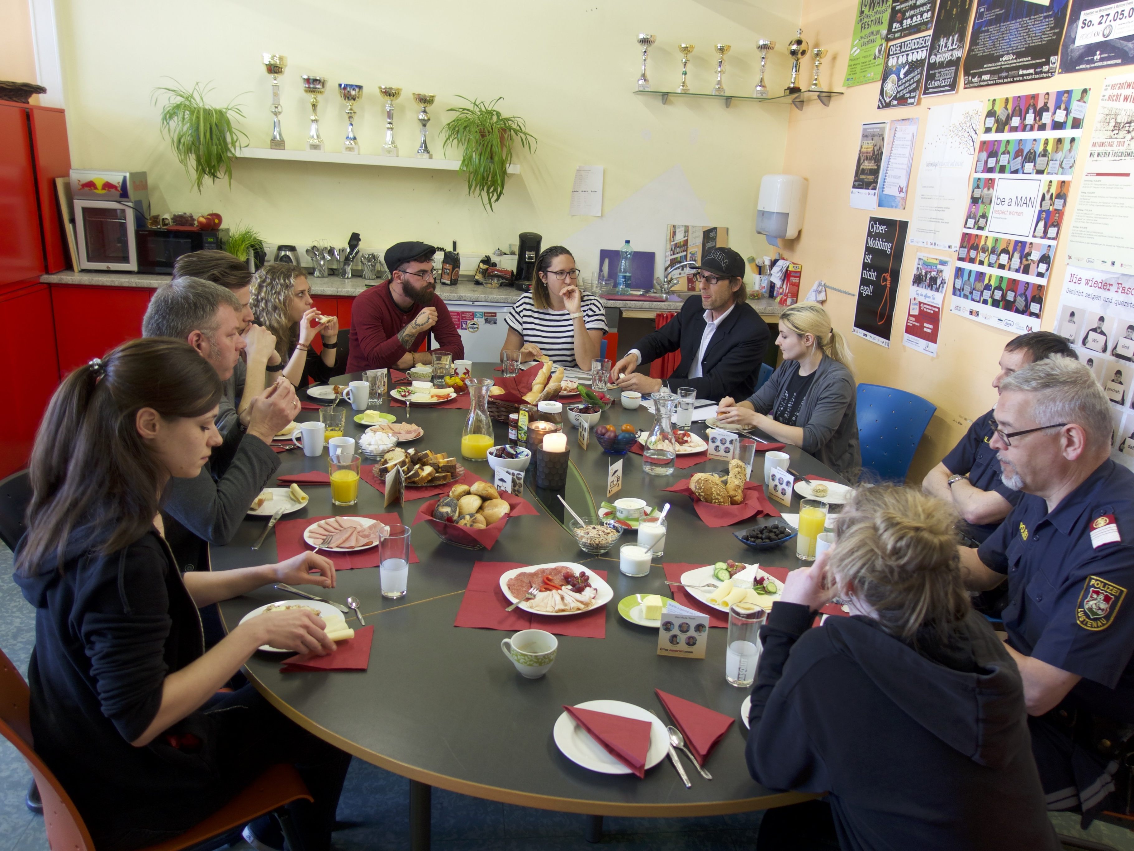 Gemeinsames Frühstück mit Mobiler Jugendarbeit und Polizei. Gemeinsames Frühstück mit Mobiler Jugendarbeit und Polizei.