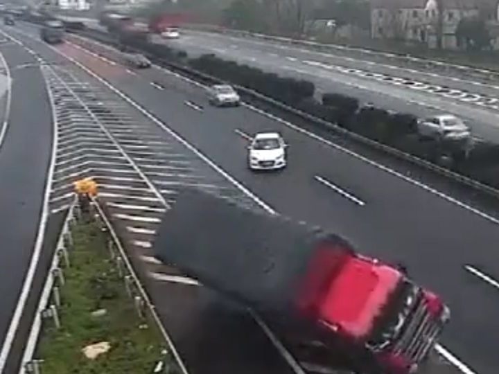 Ein Autofahrer wendete auf einer Autobahn und verursachte dadurch einen Unfall.