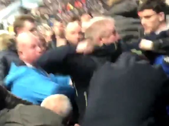 Der Liverpool-Fan hatte sich unter die Heim-Fans gemischt. Der Liverpool-Fan hatte sich unter die Heim-Fans gemischt.