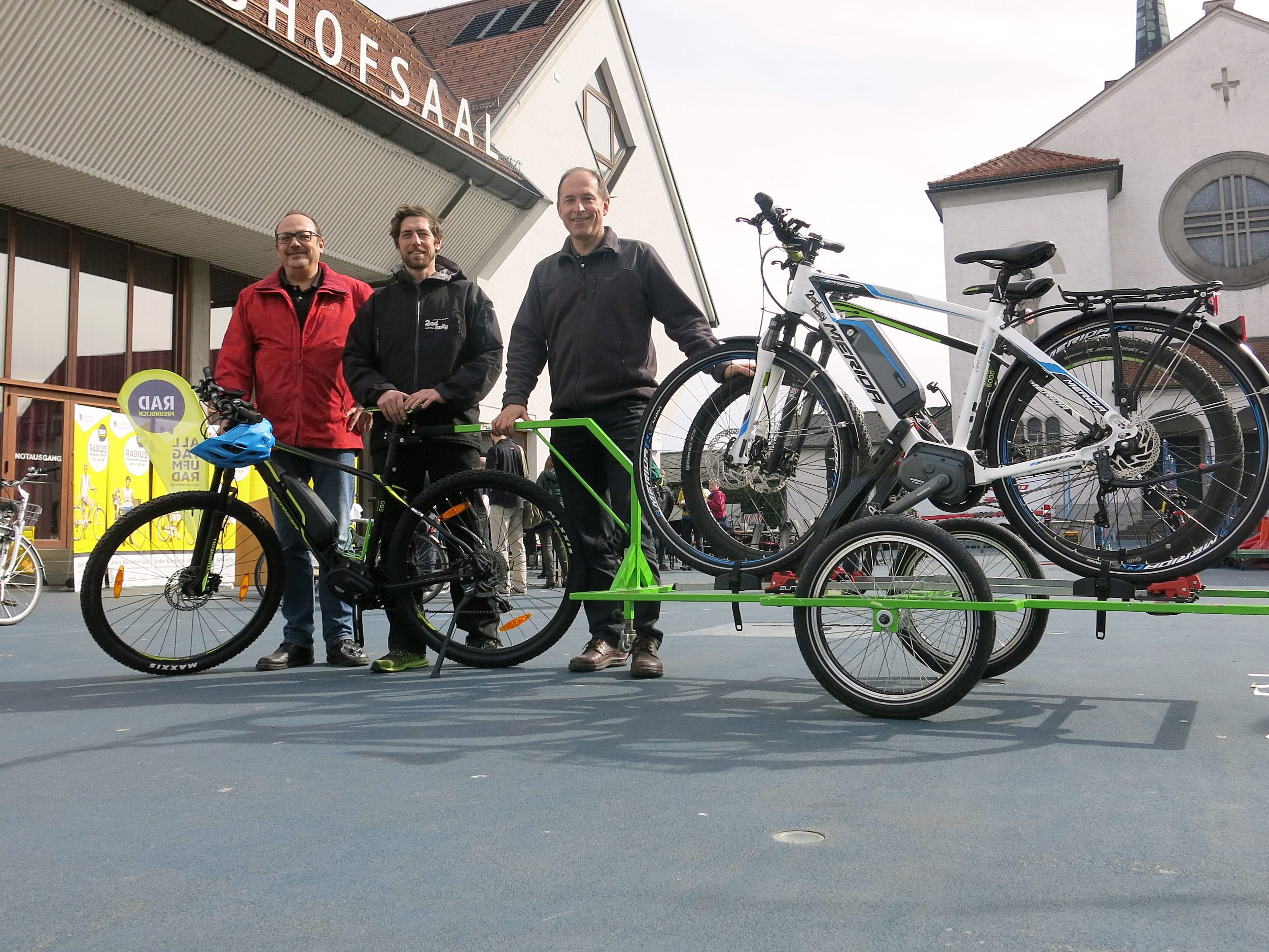 2-Rad-Holly-Chef Marc Bösch (Mitte) freut sich mit Michael Schulz und Mobilitätsgemeinderat Dietmar Haller (rechts) über den umweltfreundlichen Abholservice, den er mit seinem neu konstruierten Radlader anbietet.