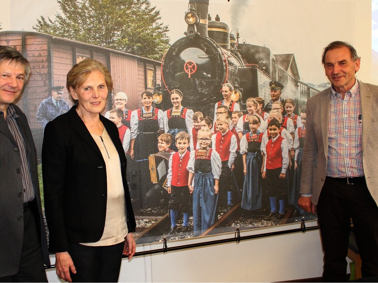 Bähnle- und Jugendtradition: (v. l.) Oskar Müller, Martina Mätzler und Walter Rüf, Geschäftsführer der Bähnle-Gesellschaft. Bähnle- und Jugendtradition: (v. l.) Oskar Müller, Martina Mätzler und Walter Rüf, Geschäftsführer der Bähnle-Gesellschaft.